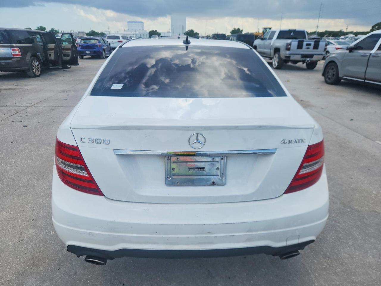 2013 Mercedes-benz C 300 4matic White vin: WDDGF8AB6DR278100