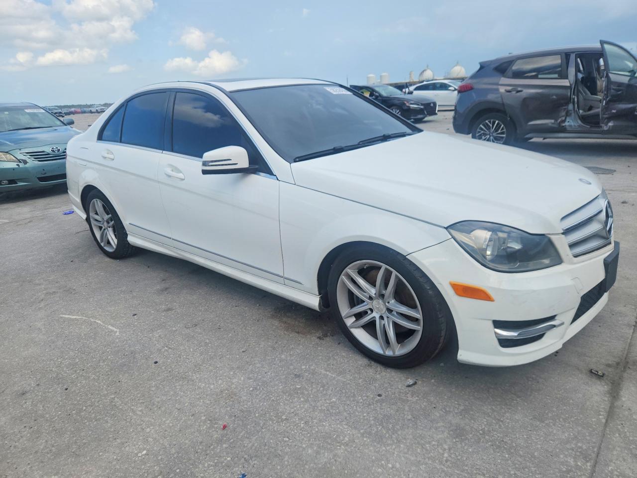 2013 Mercedes-benz C 300 4matic White vin: WDDGF8AB6DR278100