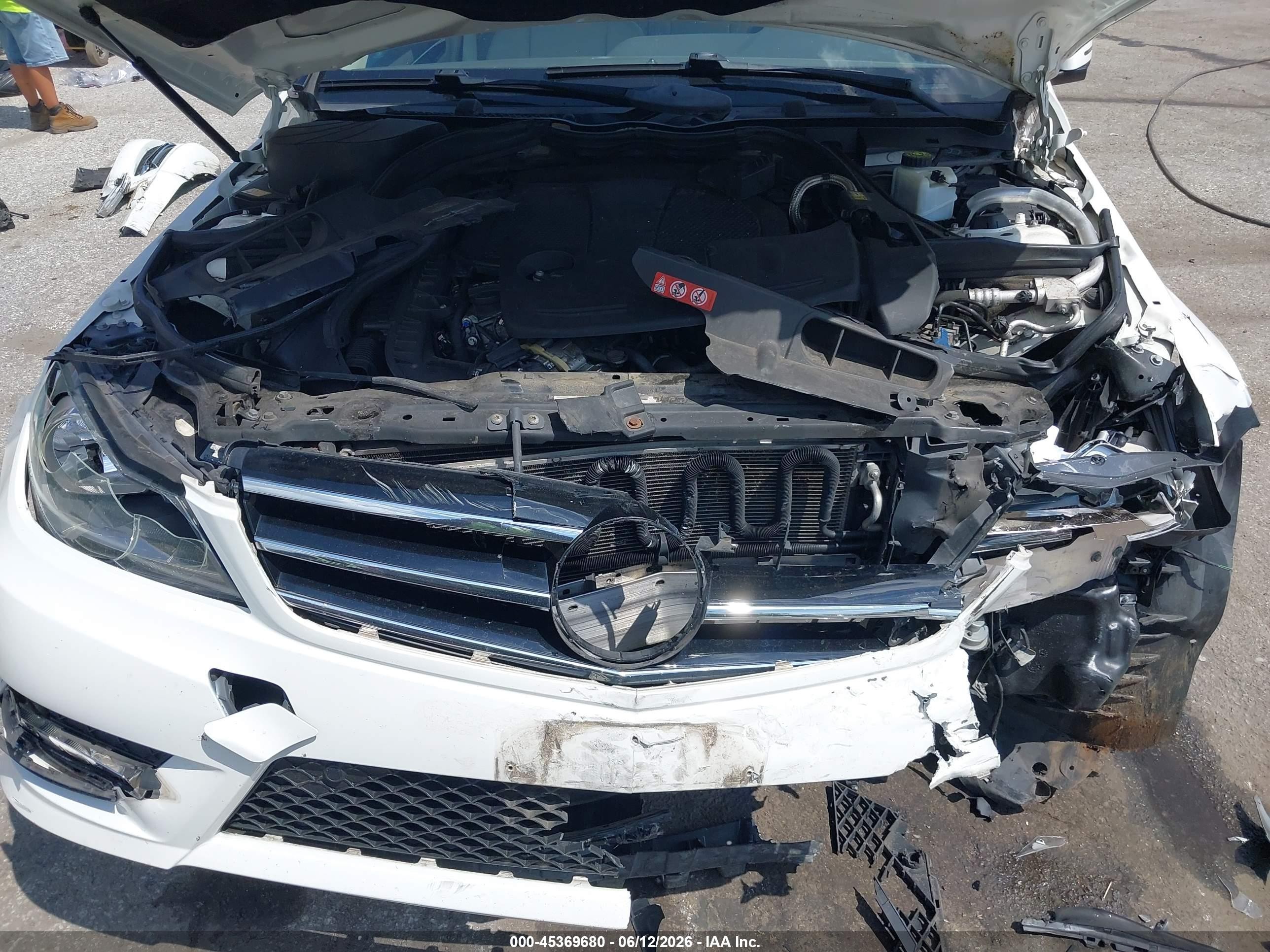 2014 Mercedes-benz C 300 Sport 4matic White vin: WDDGF8AB6EG250780