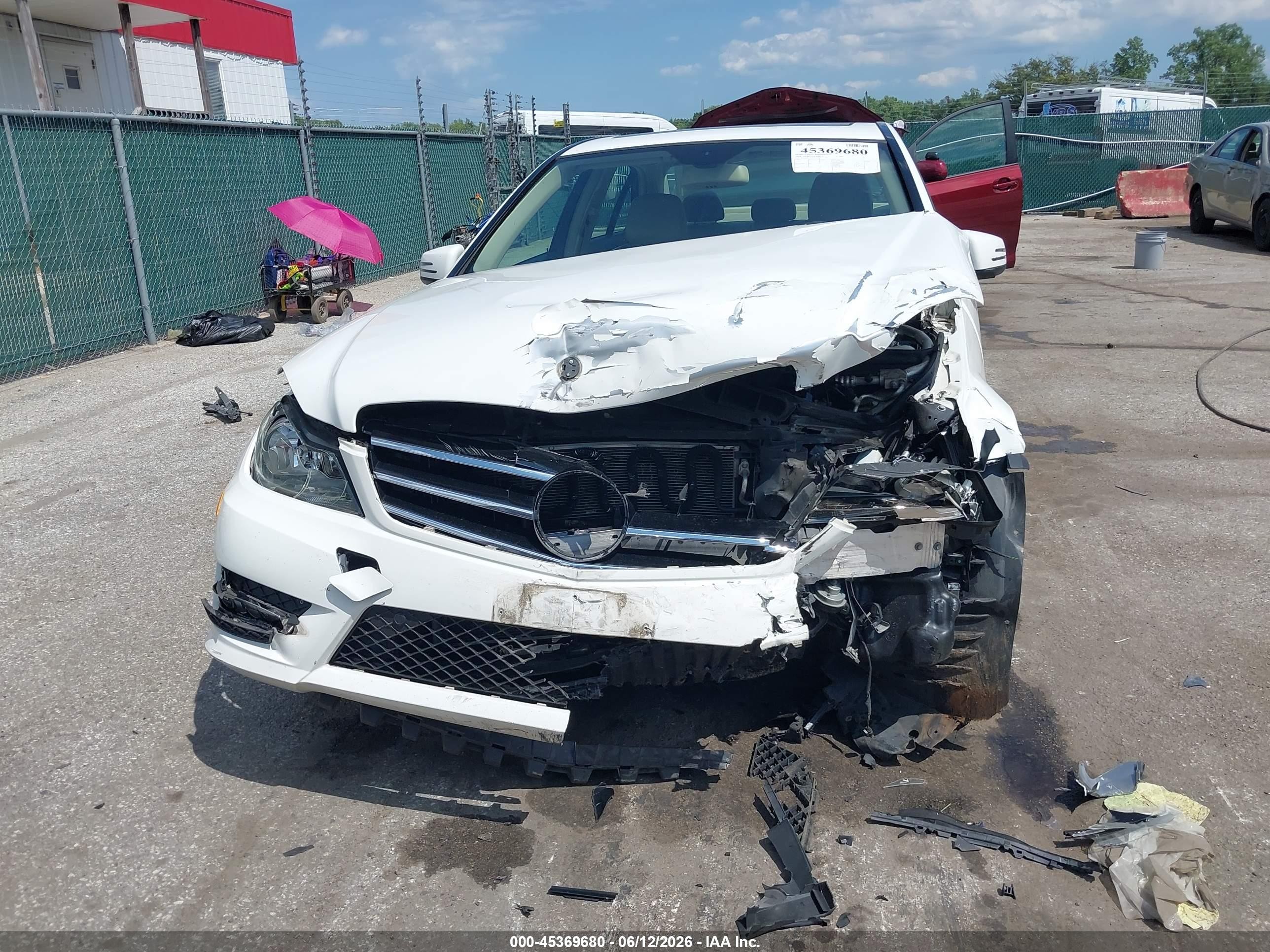 2014 Mercedes-benz C 300 Sport 4matic White vin: WDDGF8AB6EG250780
