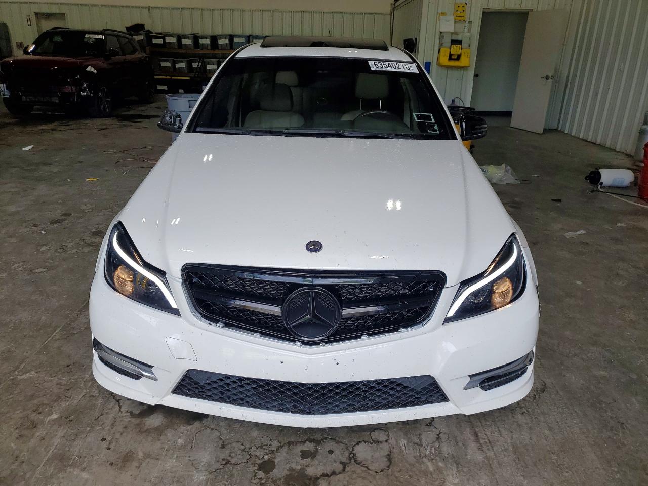2013 Mercedes-benz C 300 4matic Белый vin: WDDGF8AB7DG051011