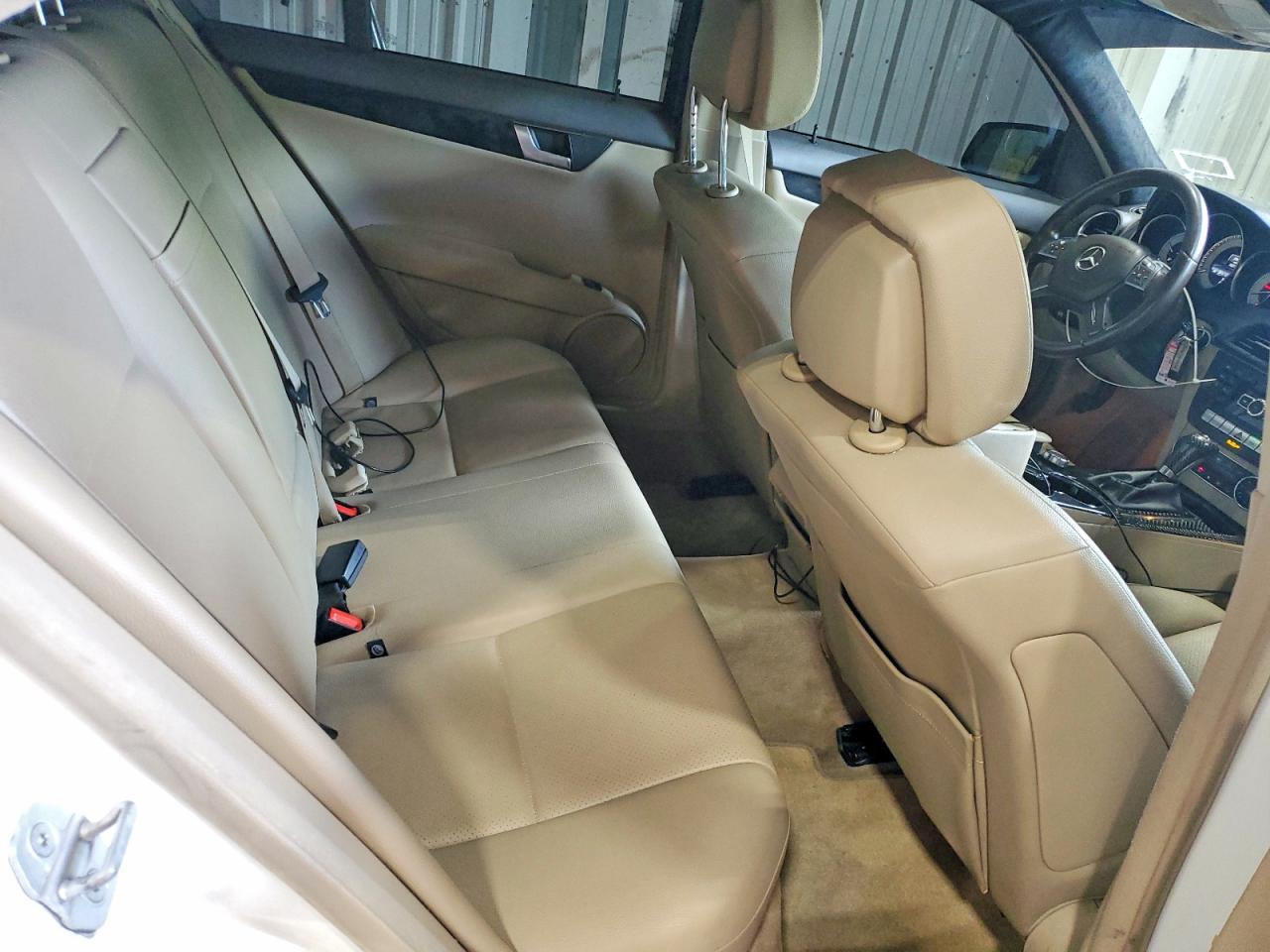 2013 Mercedes-benz C 300 4matic Белый vin: WDDGF8AB7DG051011