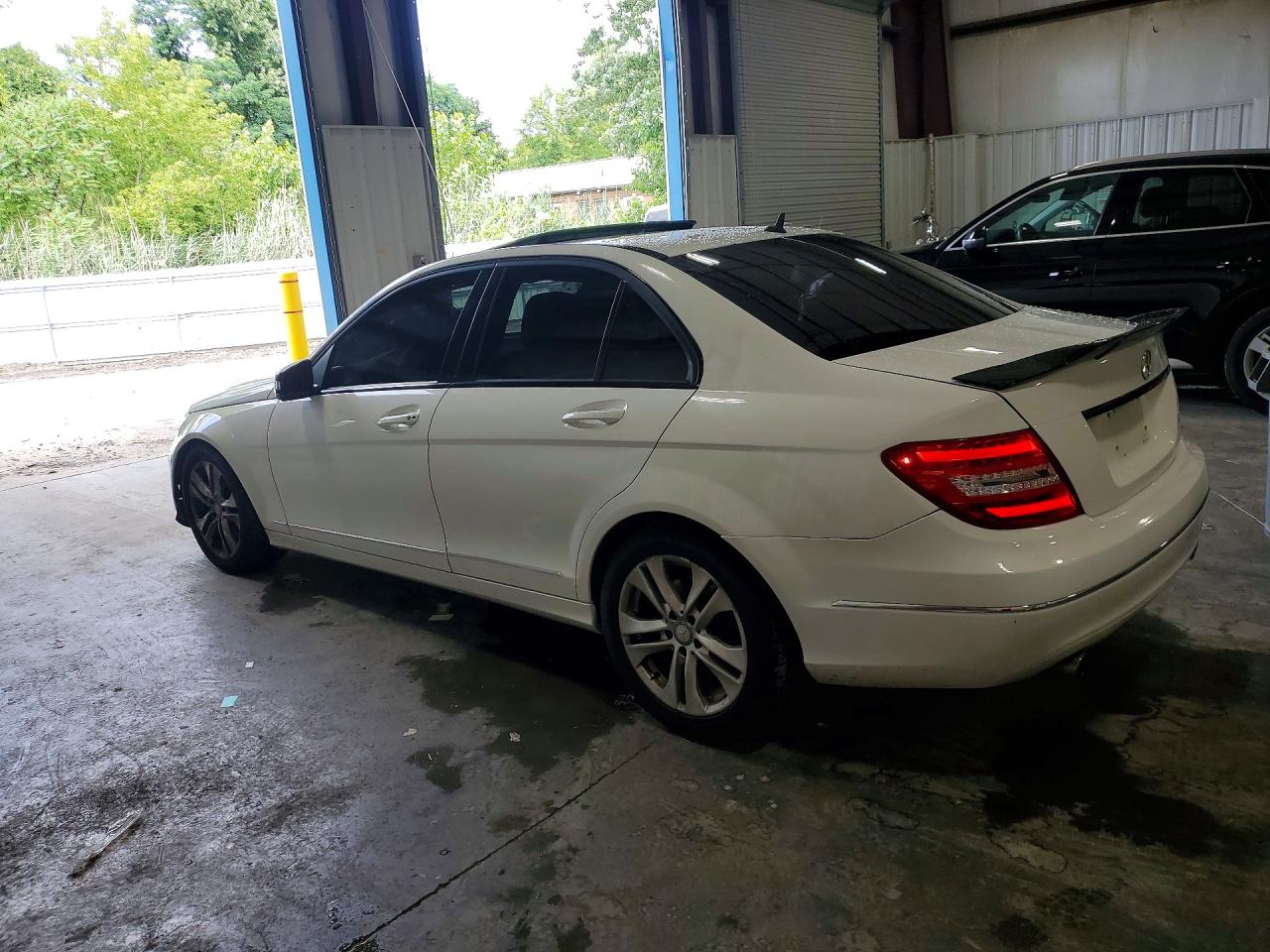 2013 Mercedes-benz C 300 4matic Белый vin: WDDGF8AB7DG051011