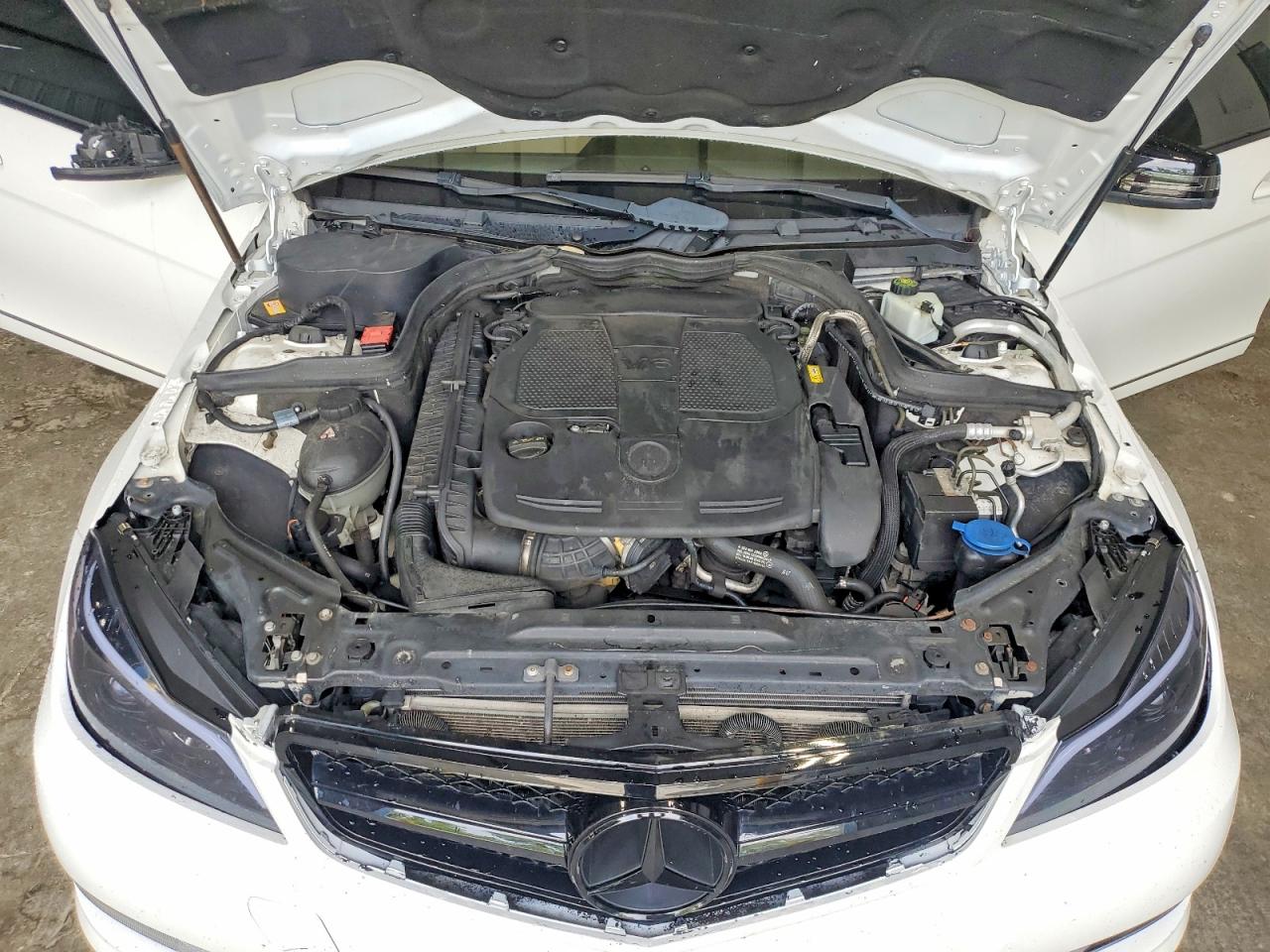 2013 Mercedes-benz C 300 4matic Белый vin: WDDGF8AB7DG051011