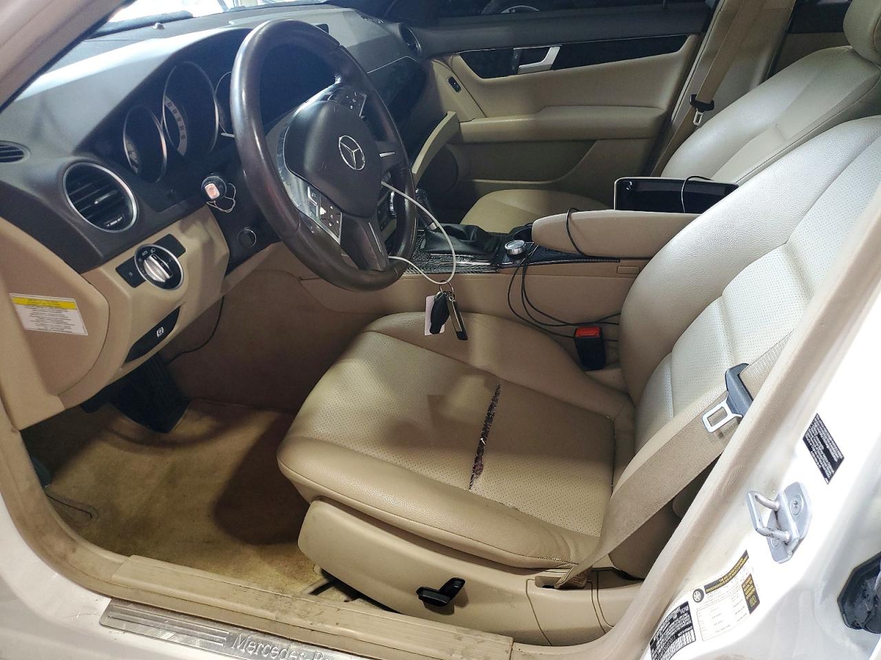 2013 Mercedes-benz C 300 4matic Белый vin: WDDGF8AB7DG051011