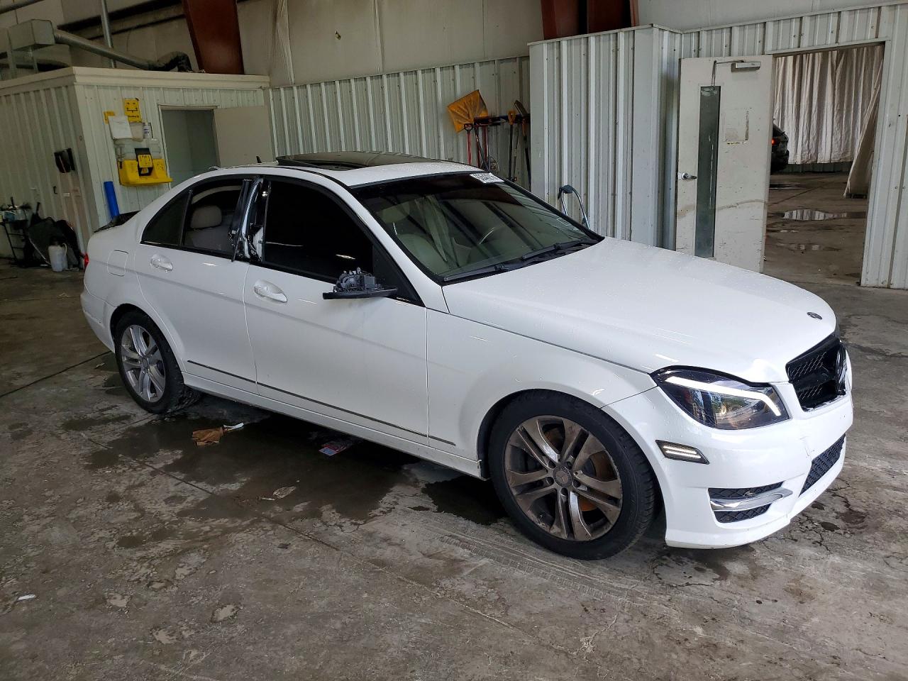 2013 Mercedes-benz C 300 4matic Белый vin: WDDGF8AB7DG051011