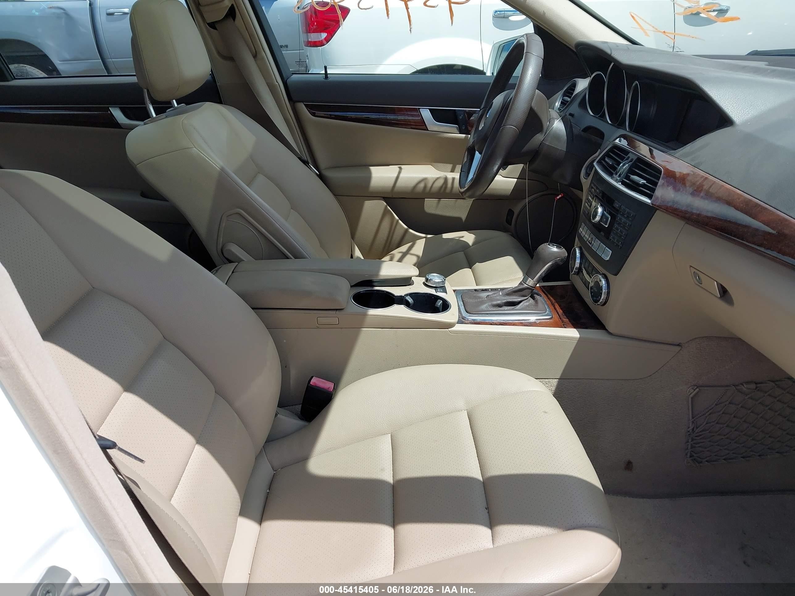 2013 Mercedes-benz C 300 Sport 4matic White vin: WDDGF8AB7DR242609