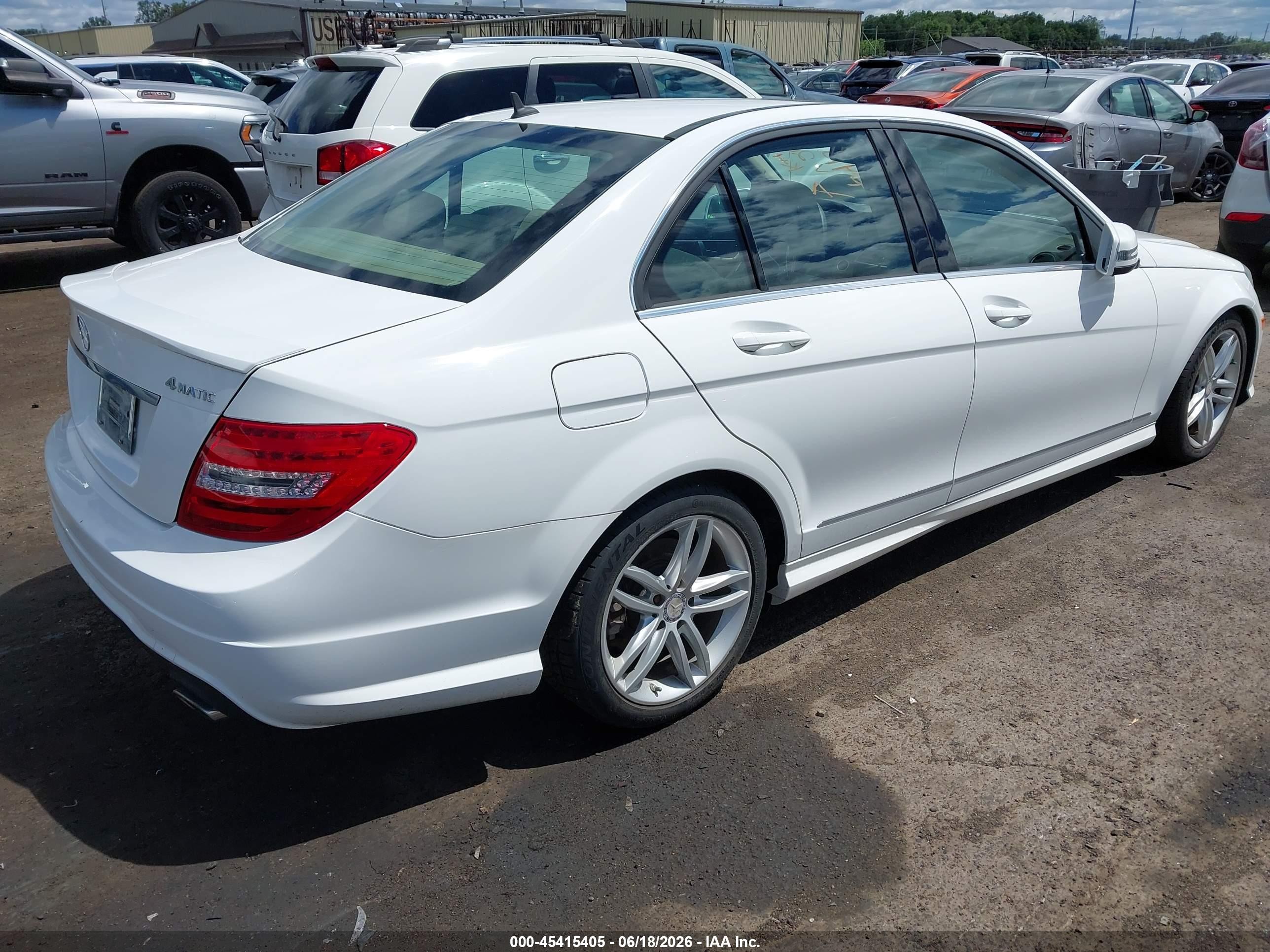 2013 Mercedes-benz C 300 Sport 4matic White vin: WDDGF8AB7DR242609