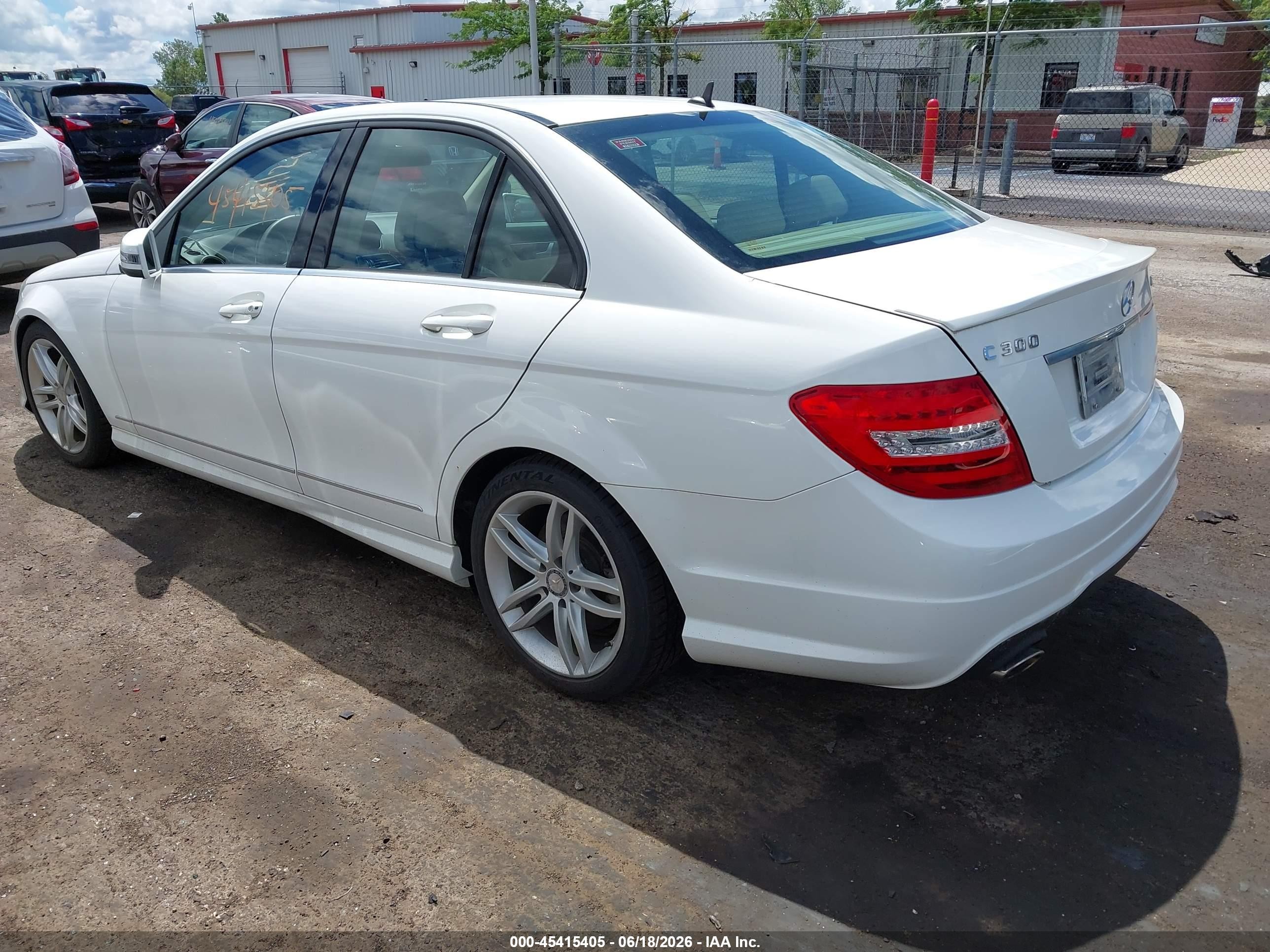 2013 Mercedes-benz C 300 Sport 4matic White vin: WDDGF8AB7DR242609