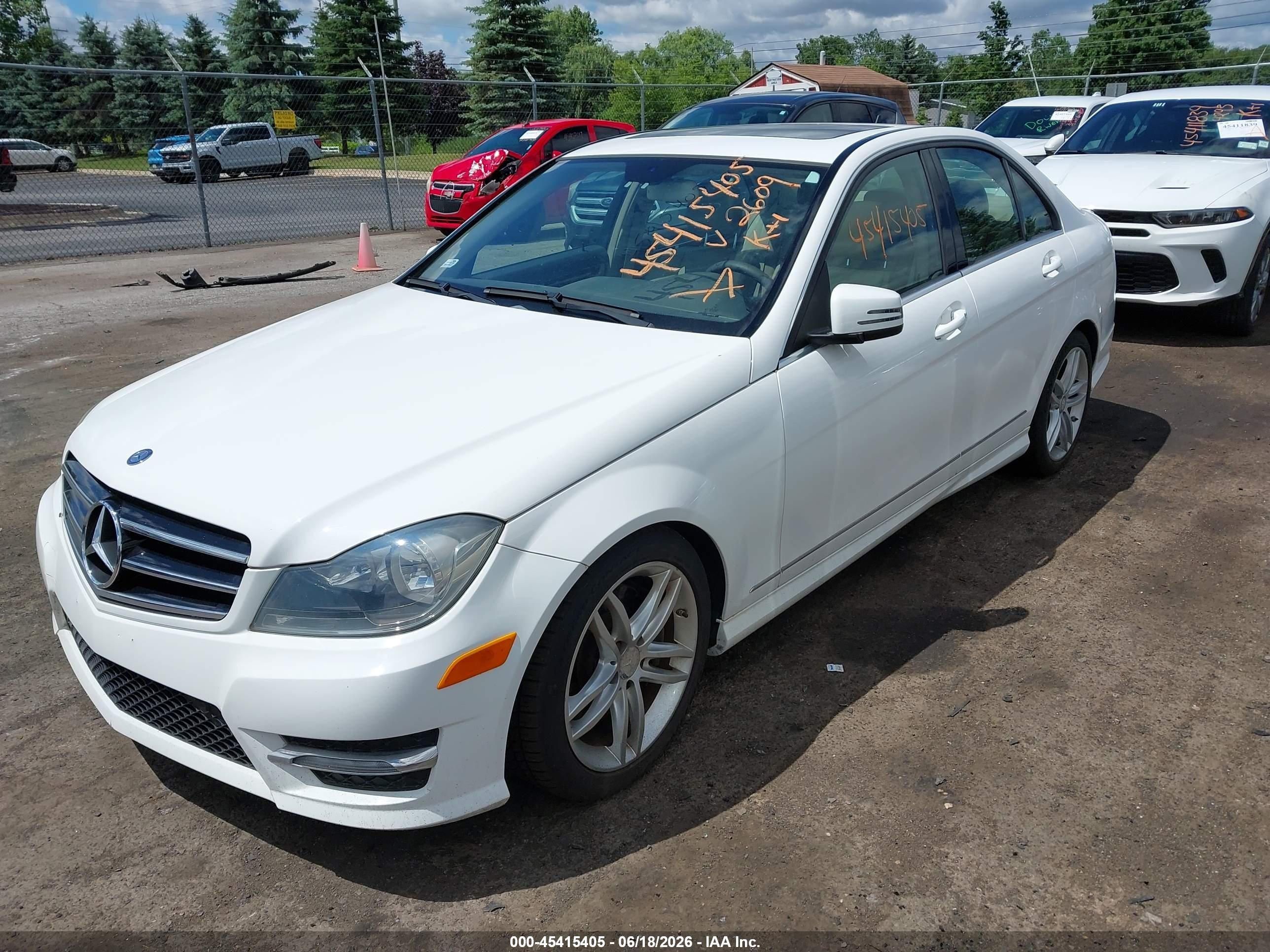 2013 Mercedes-benz C 300 Sport 4matic White vin: WDDGF8AB7DR242609