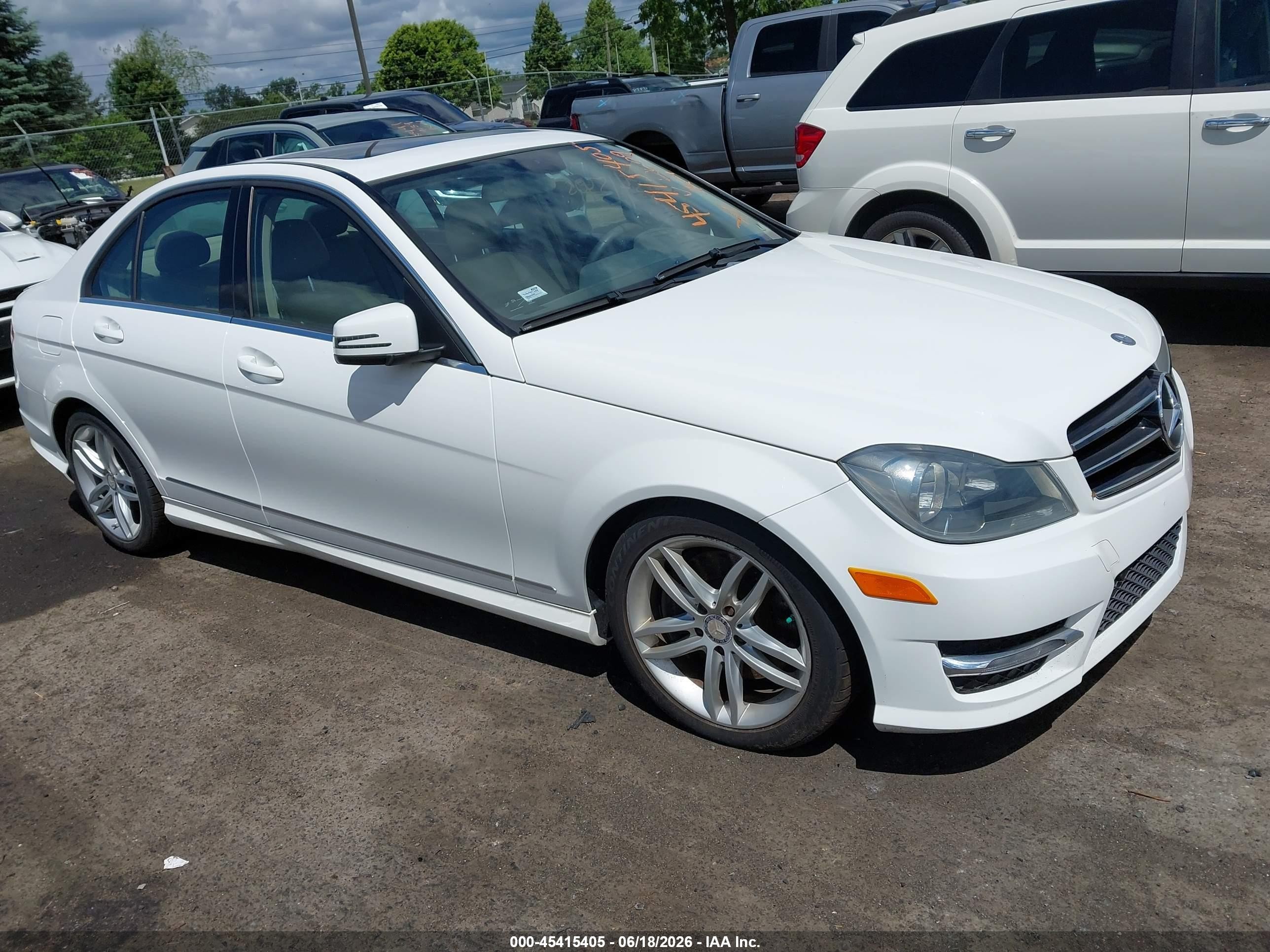 2013 Mercedes-benz C 300 Sport 4matic White vin: WDDGF8AB7DR242609