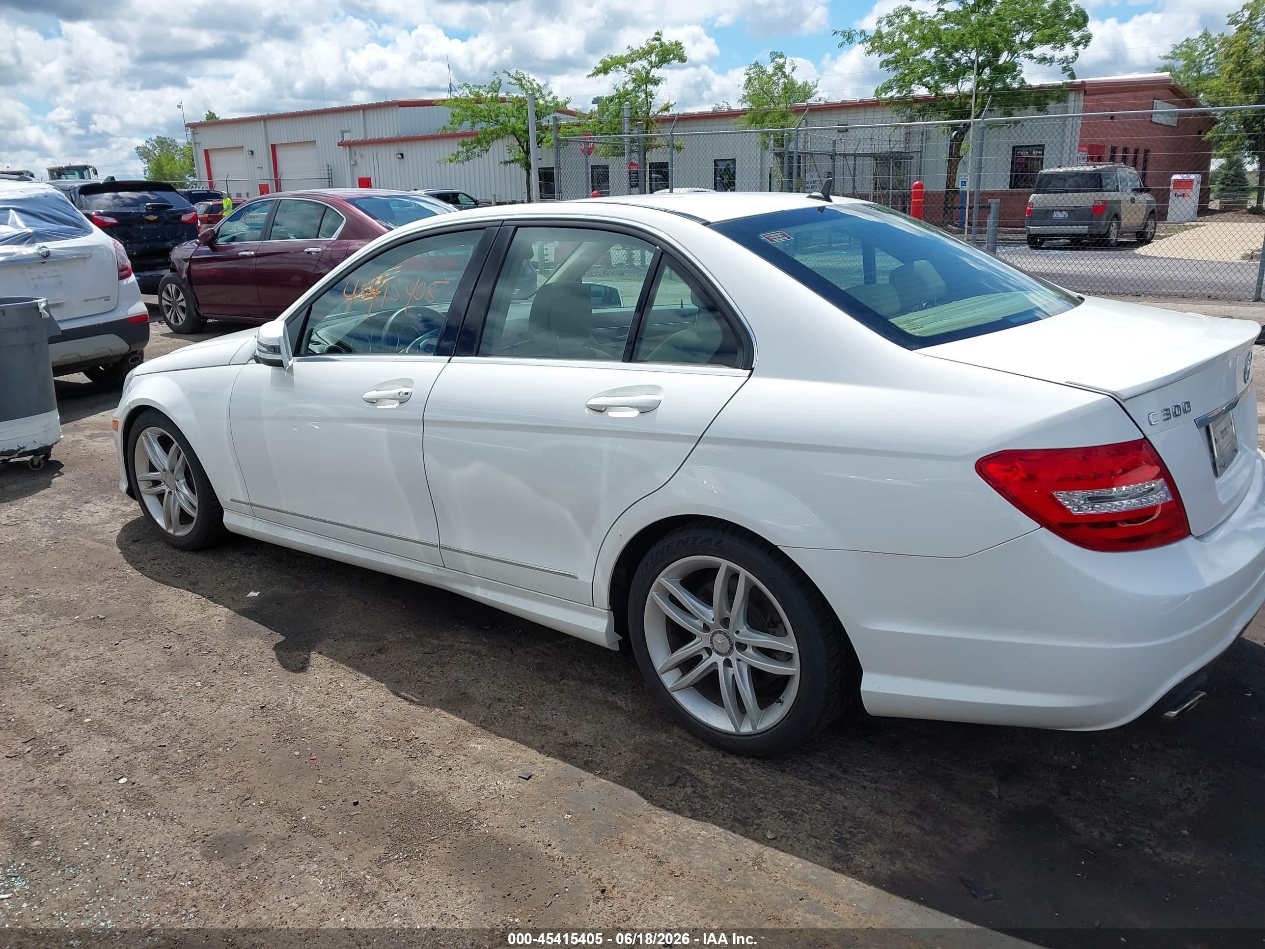 2013 Mercedes-benz C 300 Sport 4matic White vin: WDDGF8AB7DR242609