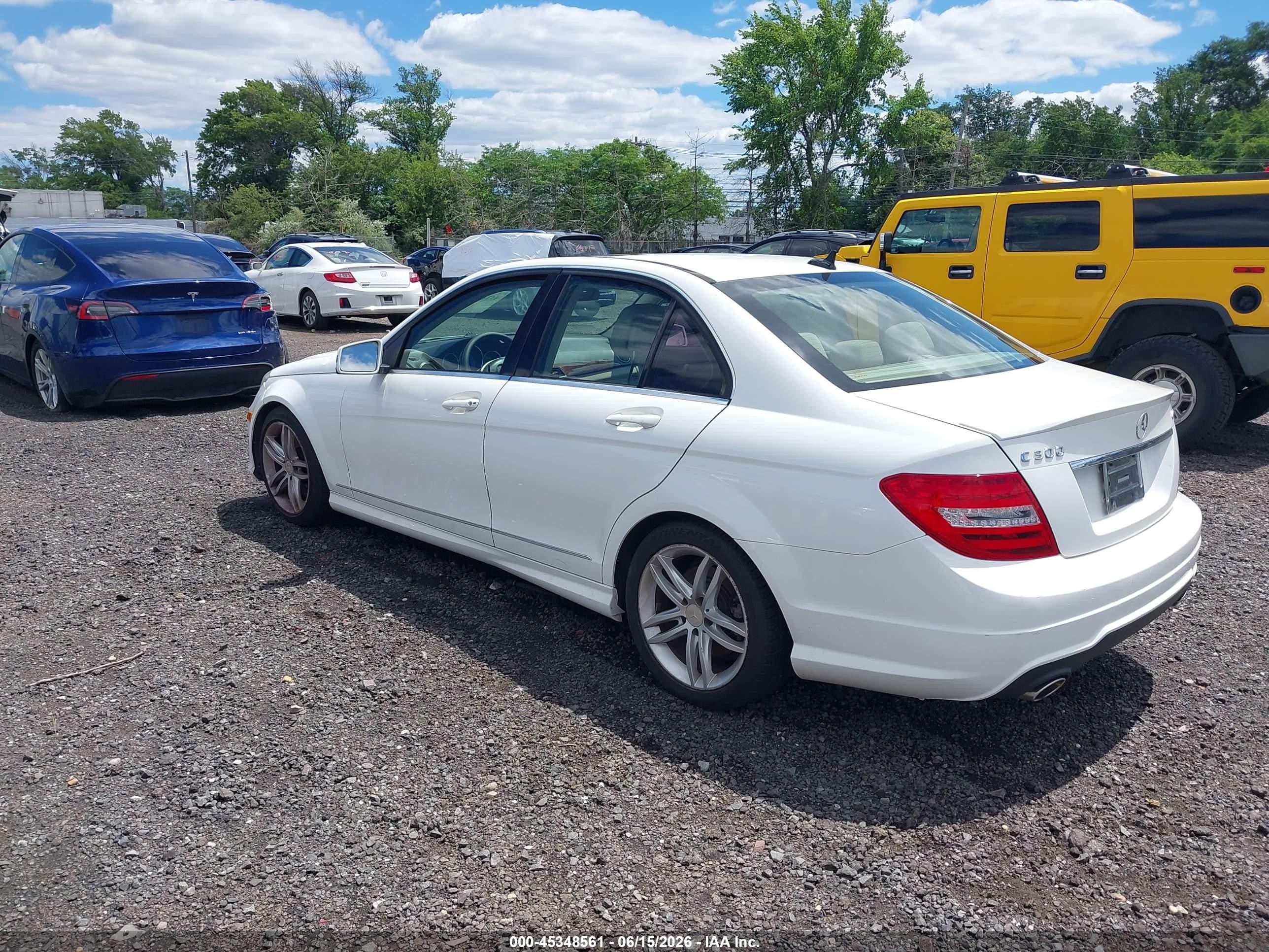 2013 Mercedes-benz C 300 Sport 4matic Белый vin: WDDGF8AB7DR256719