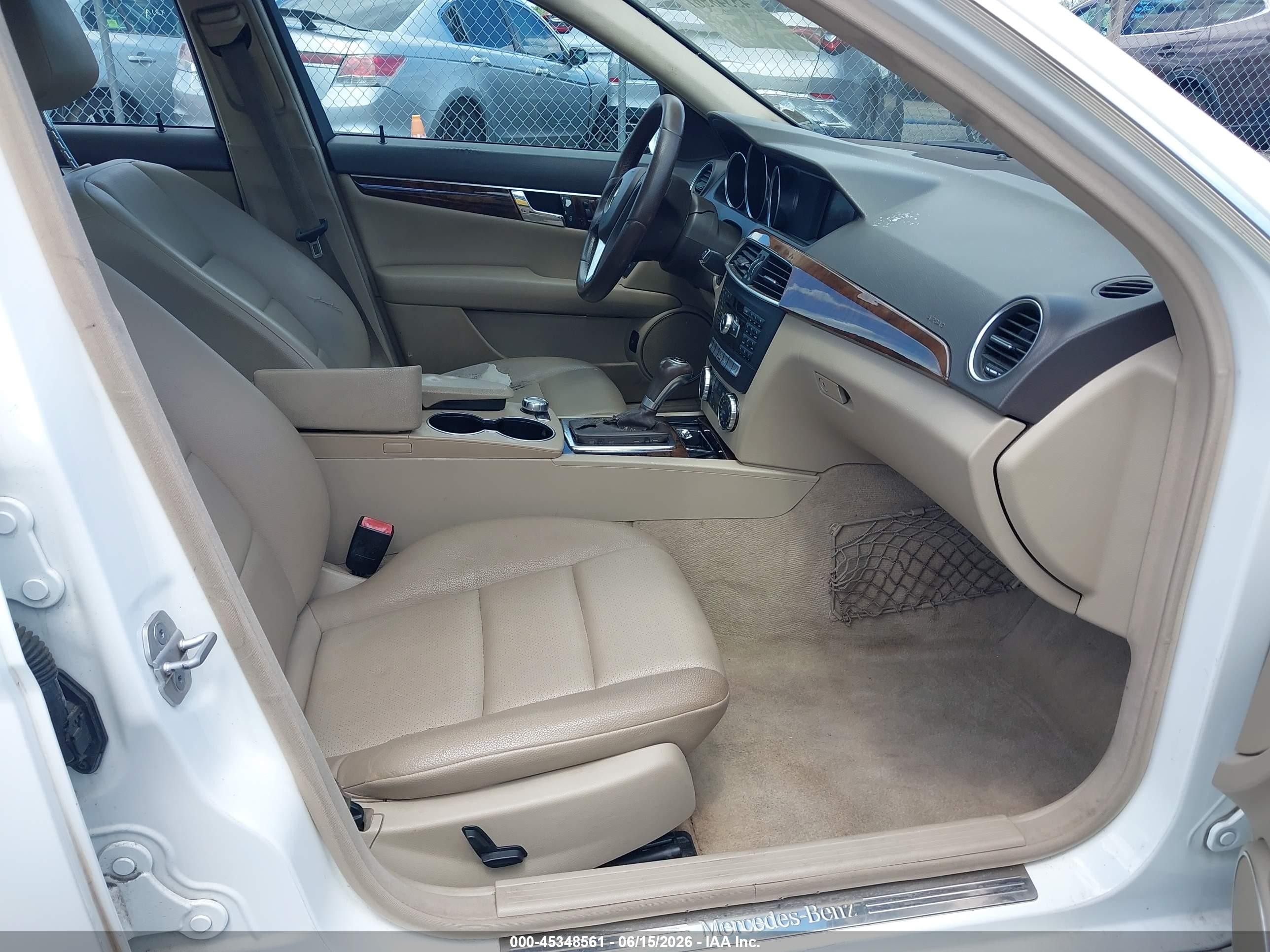 2013 Mercedes-benz C 300 Sport 4matic Белый vin: WDDGF8AB7DR256719