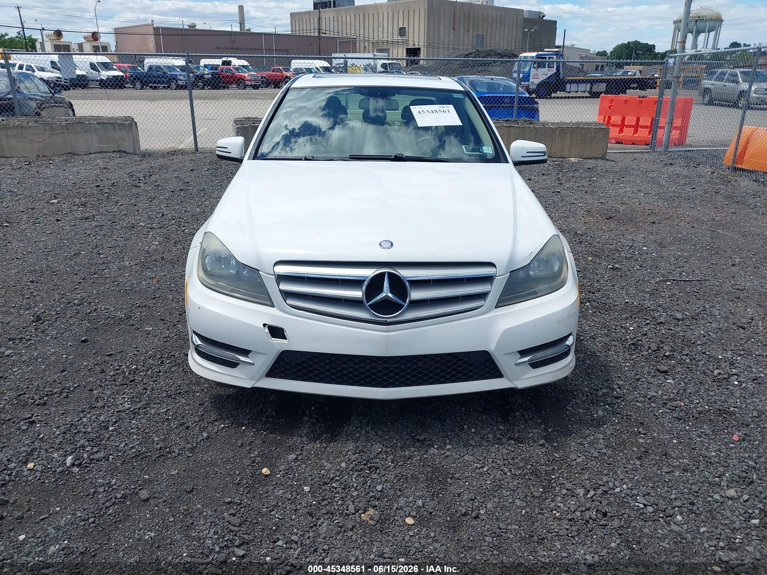 2013 Mercedes-benz C 300 Sport 4matic Белый vin: WDDGF8AB7DR256719