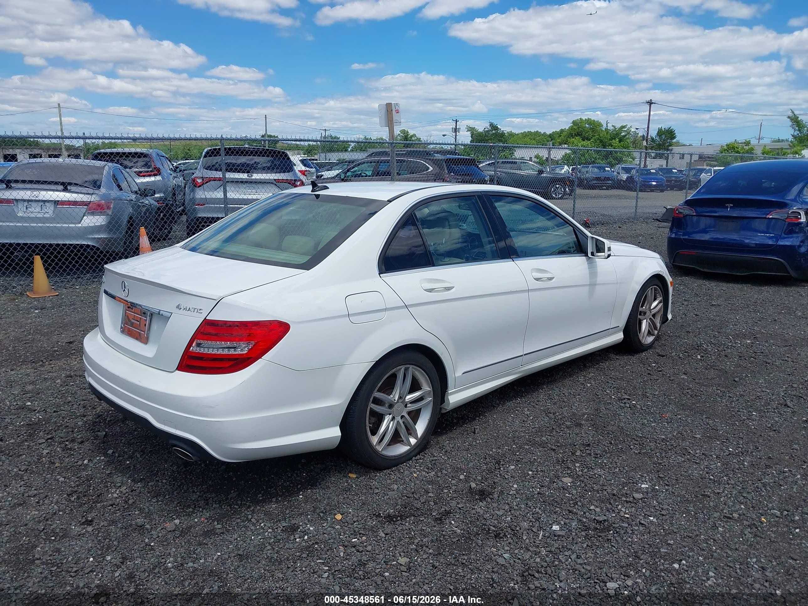 2013 Mercedes-benz C 300 Sport 4matic Белый vin: WDDGF8AB7DR256719