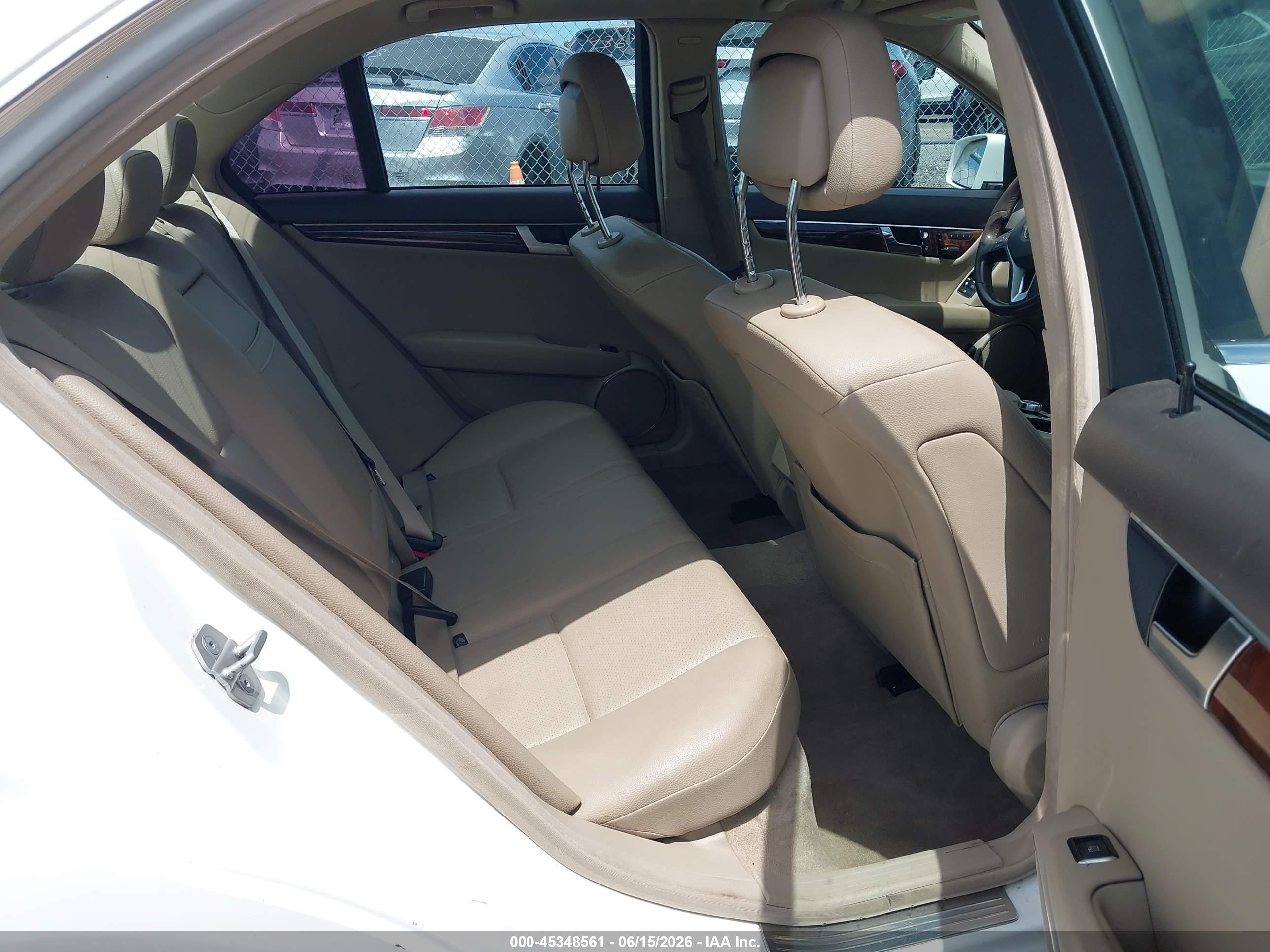 2013 Mercedes-benz C 300 Sport 4matic Белый vin: WDDGF8AB7DR256719