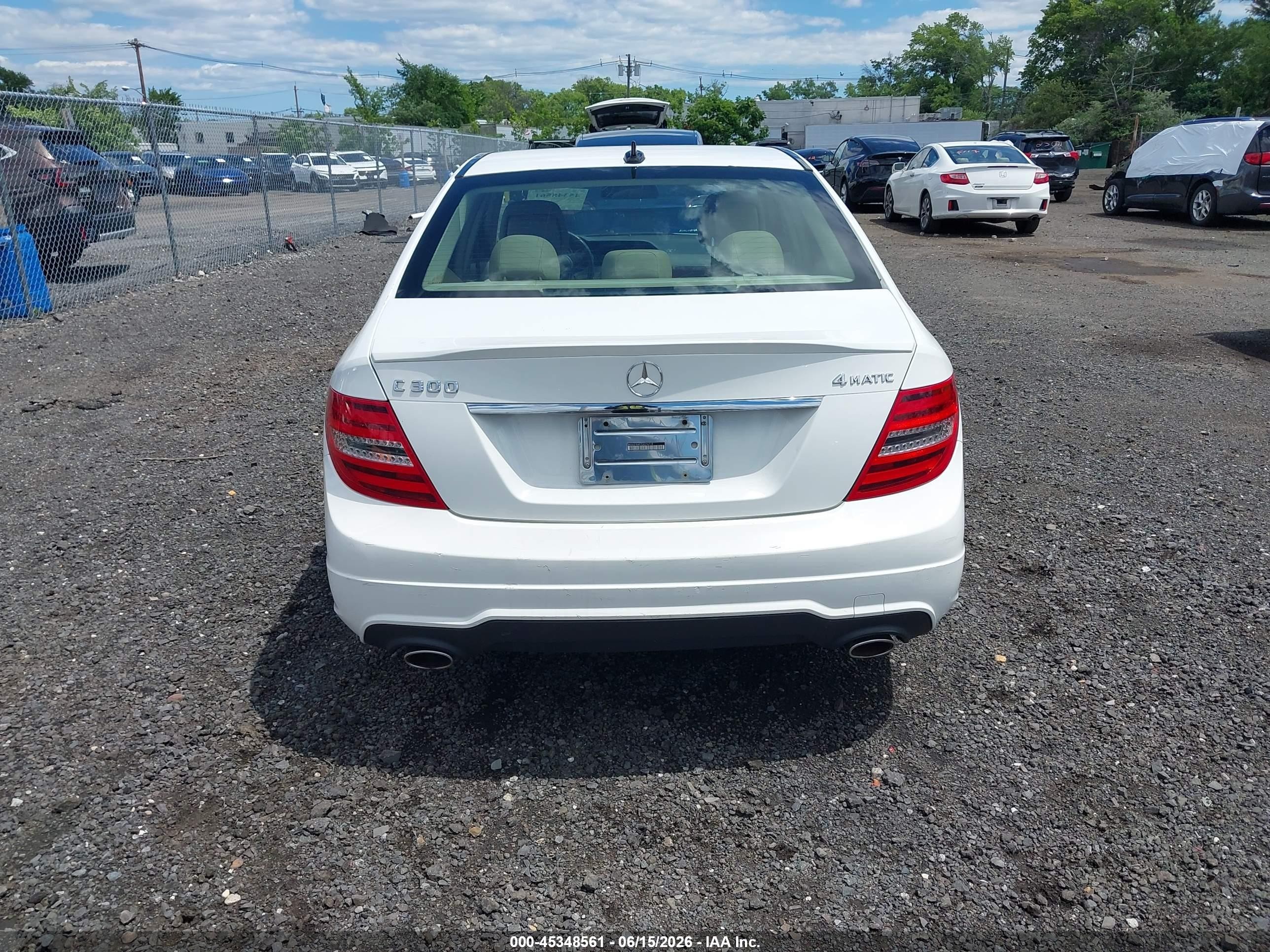 2013 Mercedes-benz C 300 Sport 4matic Белый vin: WDDGF8AB7DR256719