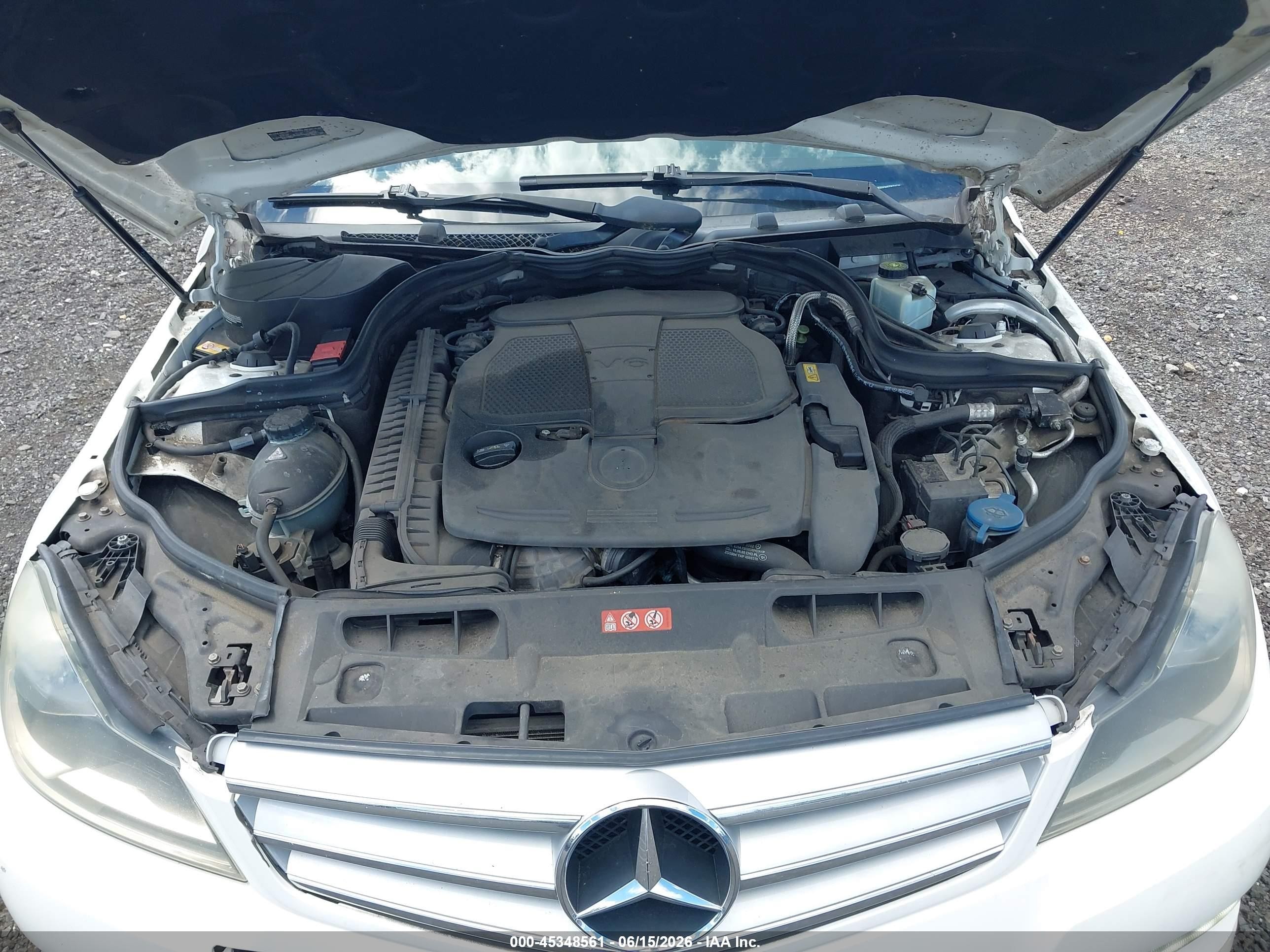 2013 Mercedes-benz C 300 Sport 4matic Белый vin: WDDGF8AB7DR256719