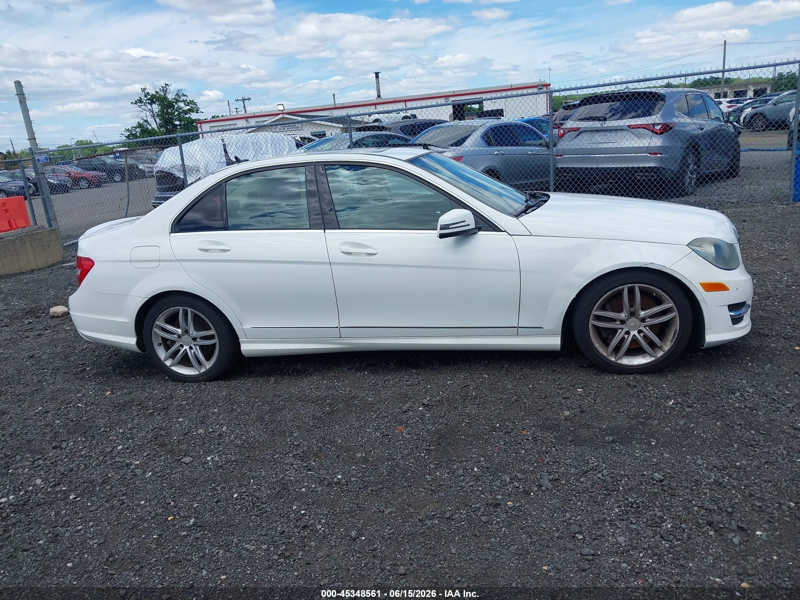 2013 Mercedes-benz C 300 Sport 4matic Белый vin: WDDGF8AB7DR256719