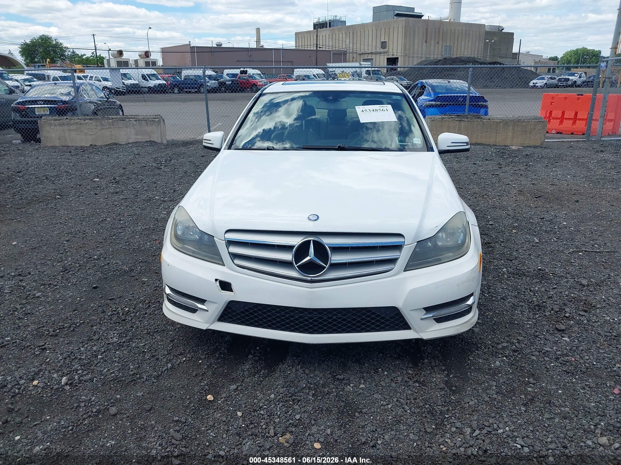 2013 Mercedes-benz C 300 Sport 4matic Белый vin: WDDGF8AB7DR256719