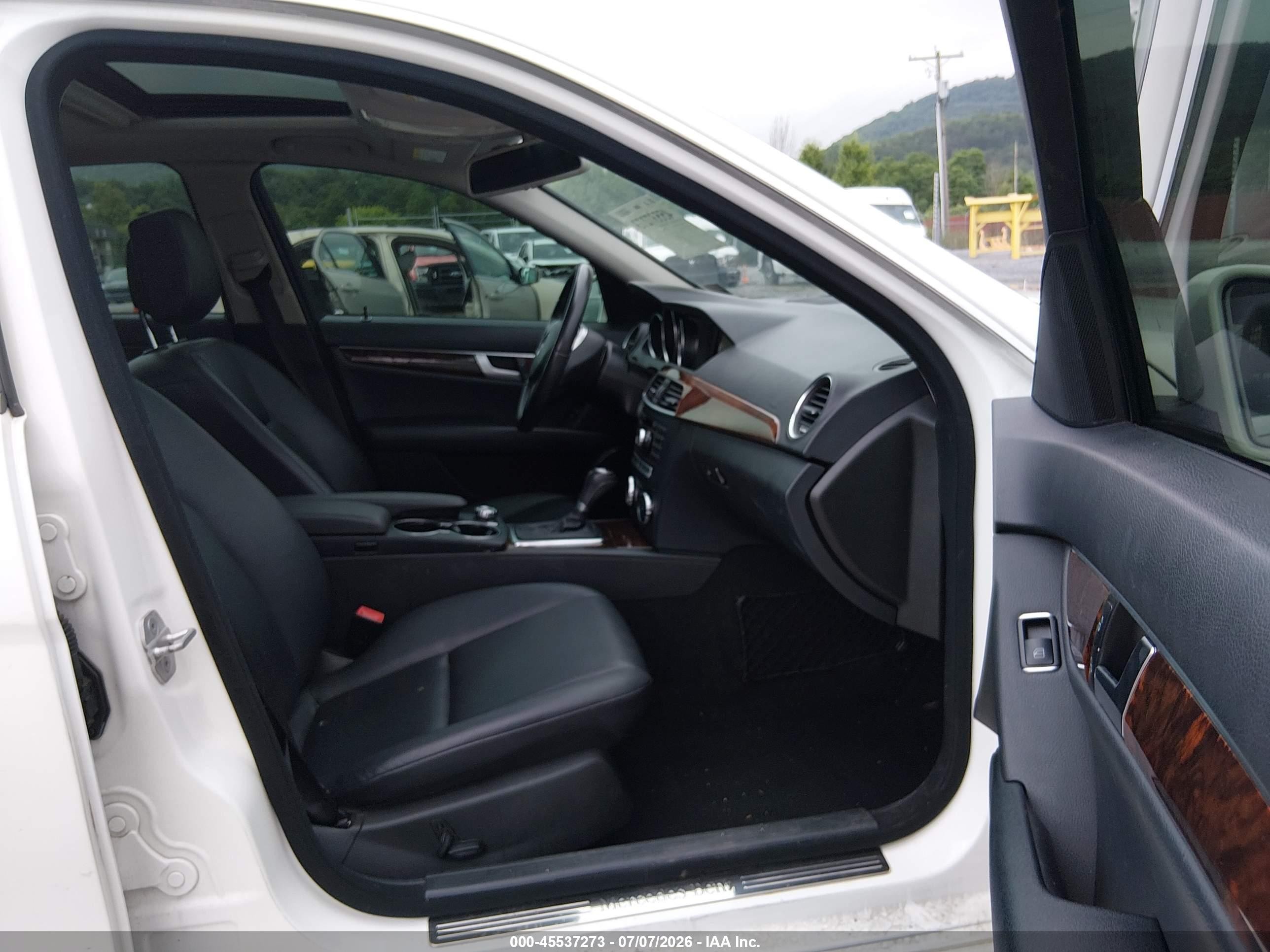 2013 Mercedes-benz C 300 Luxury 4matic White vin: WDDGF8AB7DR281331
