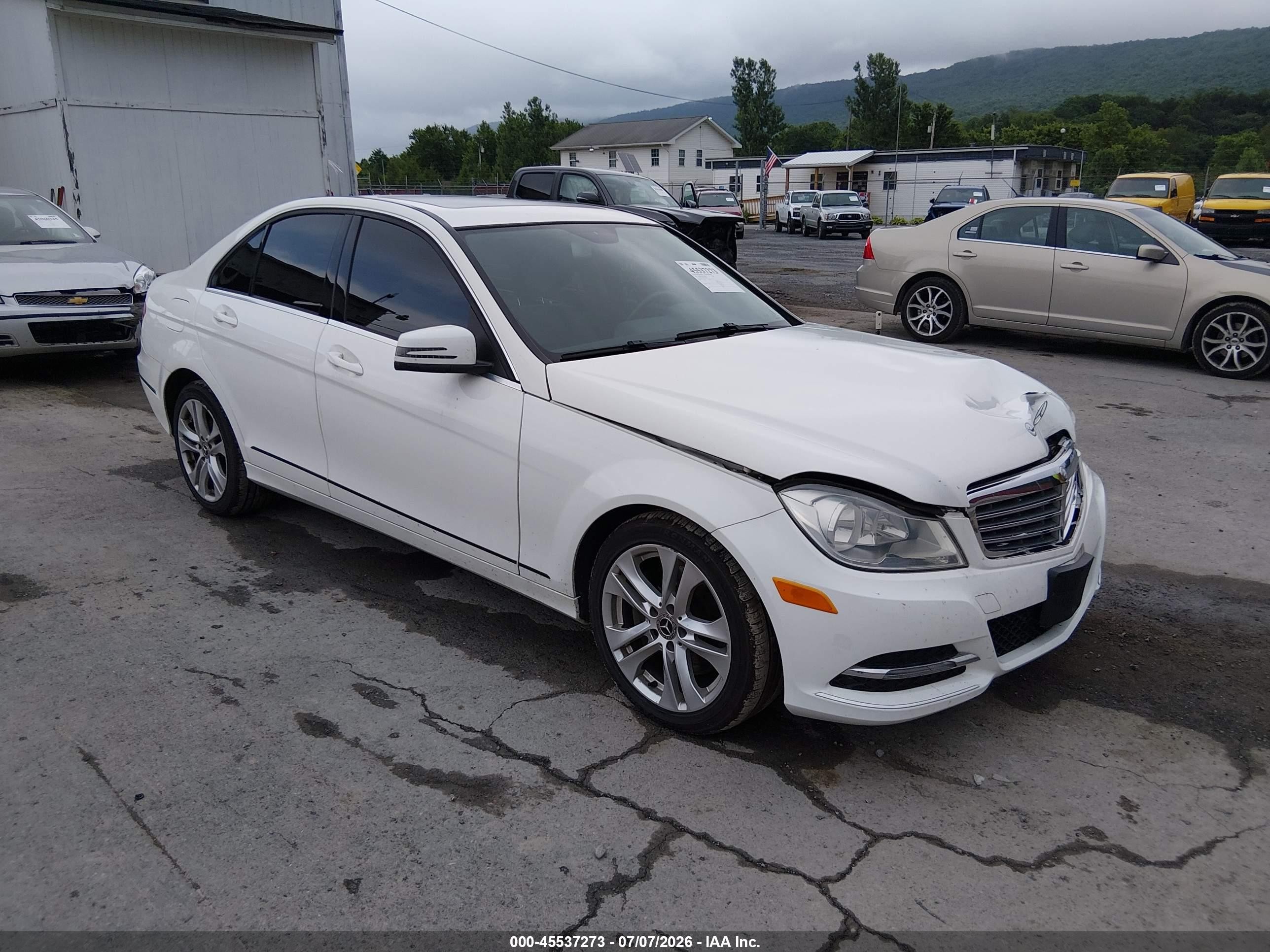 2013 Mercedes-benz C 300 Luxury 4matic White vin: WDDGF8AB7DR281331