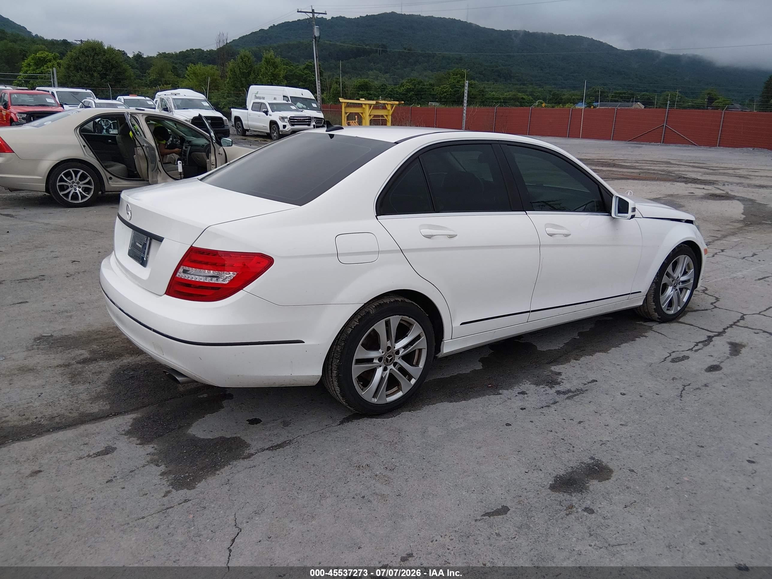 2013 Mercedes-benz C 300 Luxury 4matic White vin: WDDGF8AB7DR281331