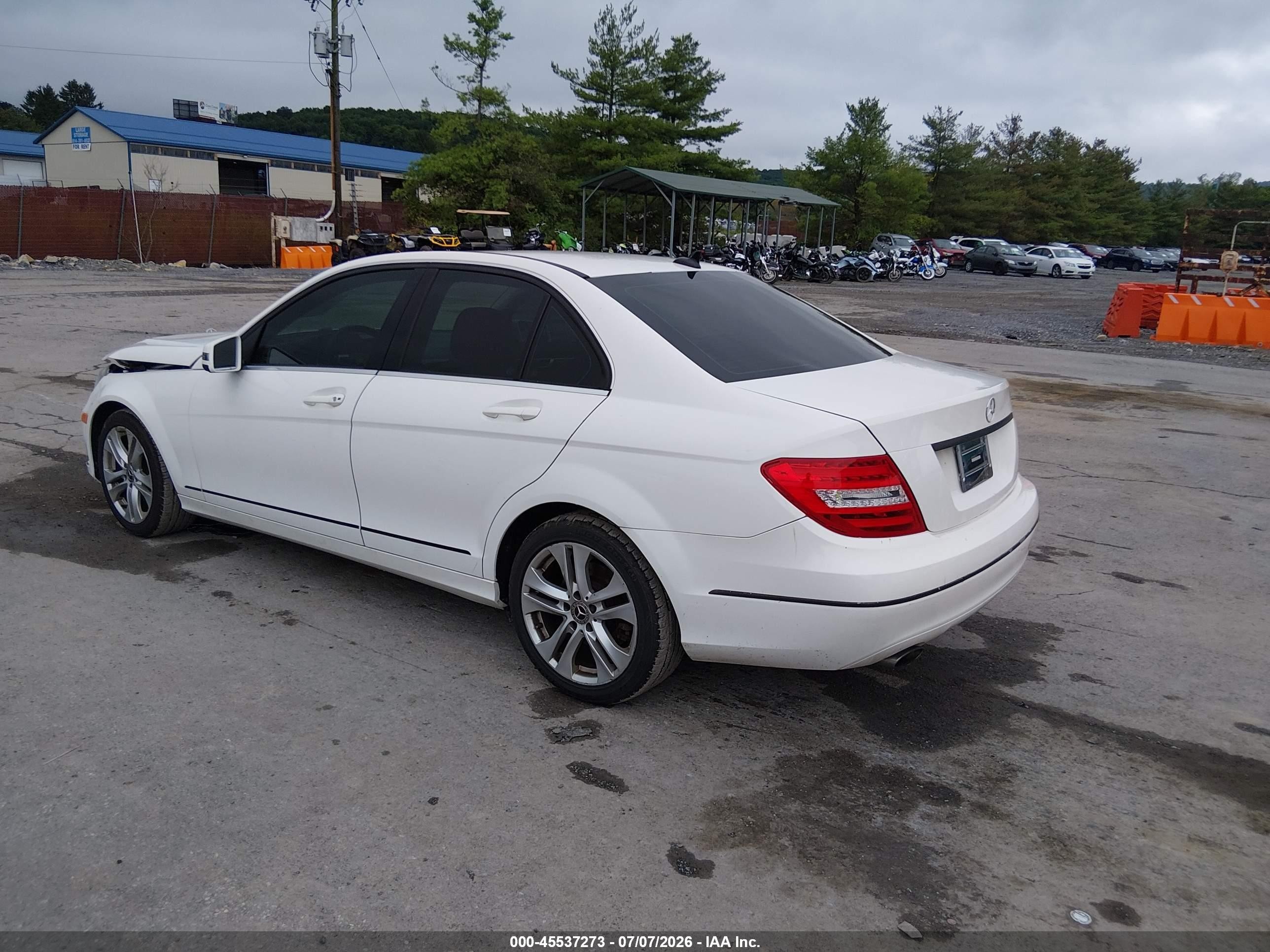 2013 Mercedes-benz C 300 Luxury 4matic White vin: WDDGF8AB7DR281331