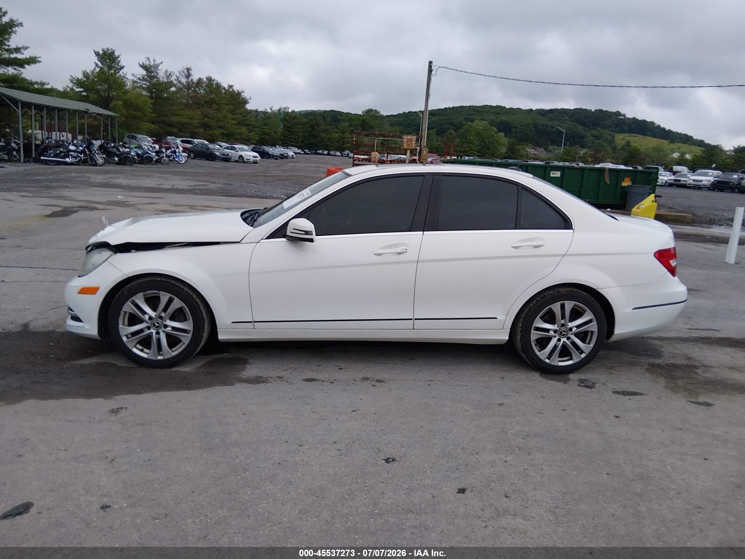2013 Mercedes-benz C 300 Luxury 4matic White vin: WDDGF8AB7DR281331