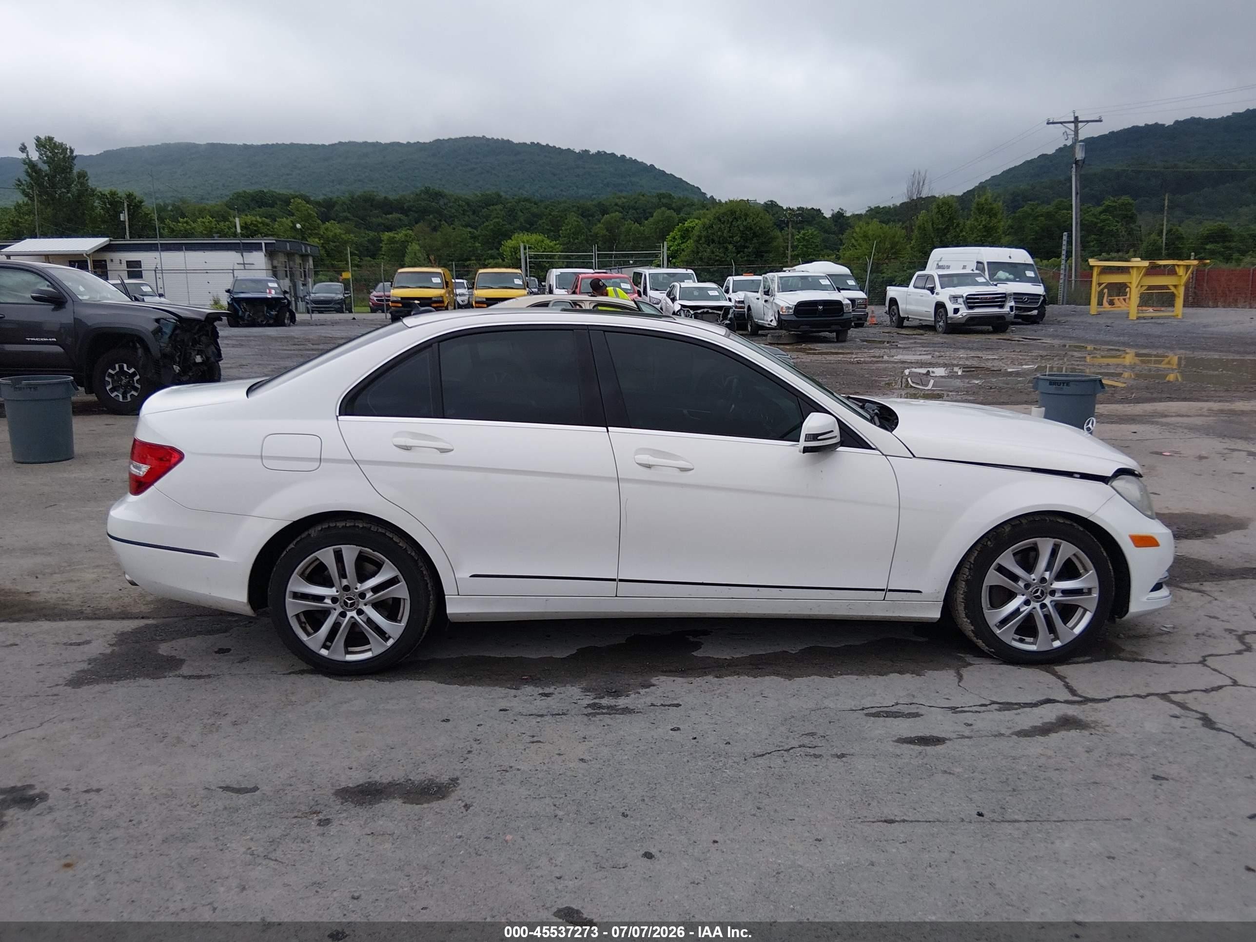 2013 Mercedes-benz C 300 Luxury 4matic White vin: WDDGF8AB7DR281331