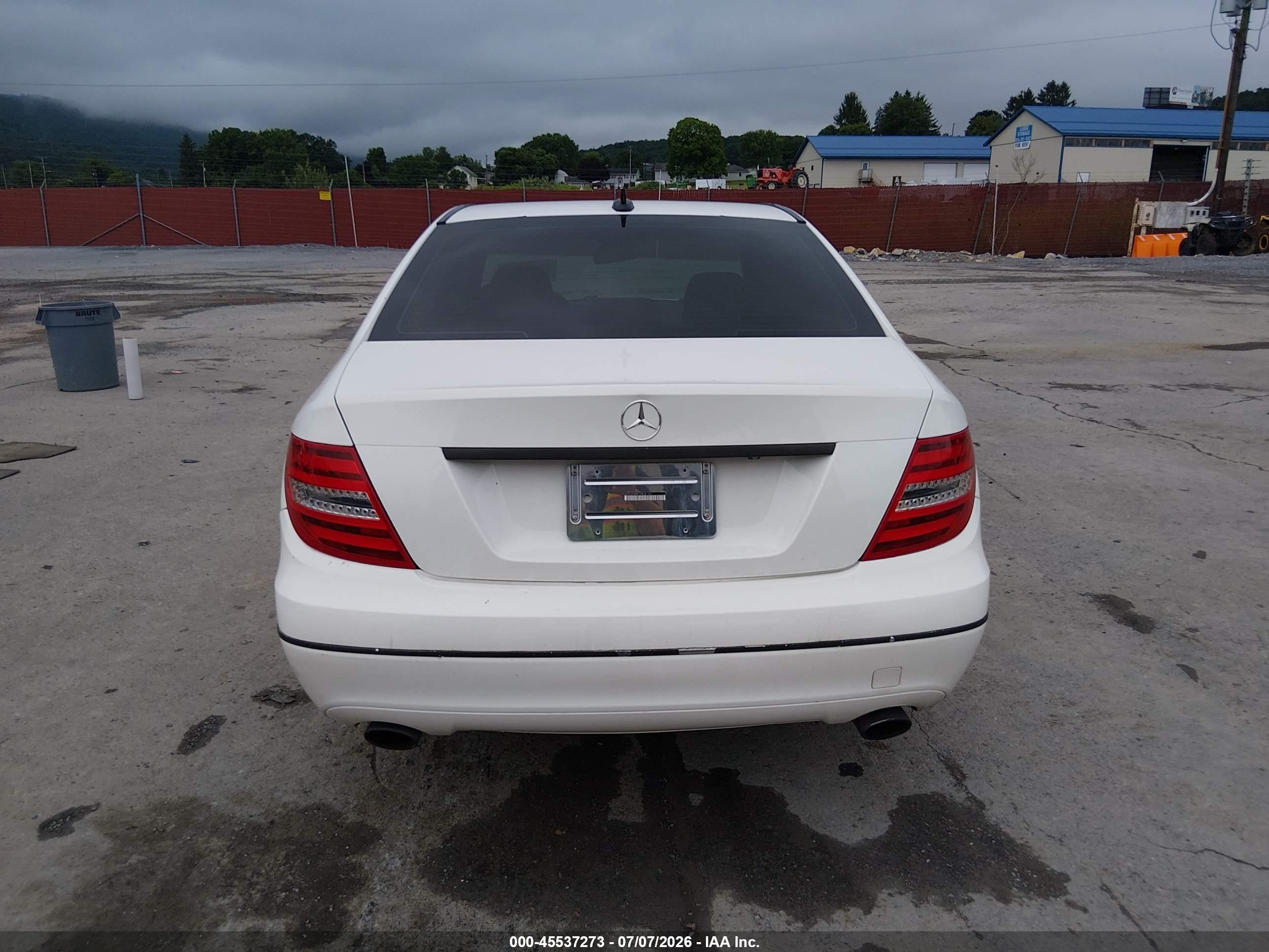 2013 Mercedes-benz C 300 Luxury 4matic White vin: WDDGF8AB7DR281331