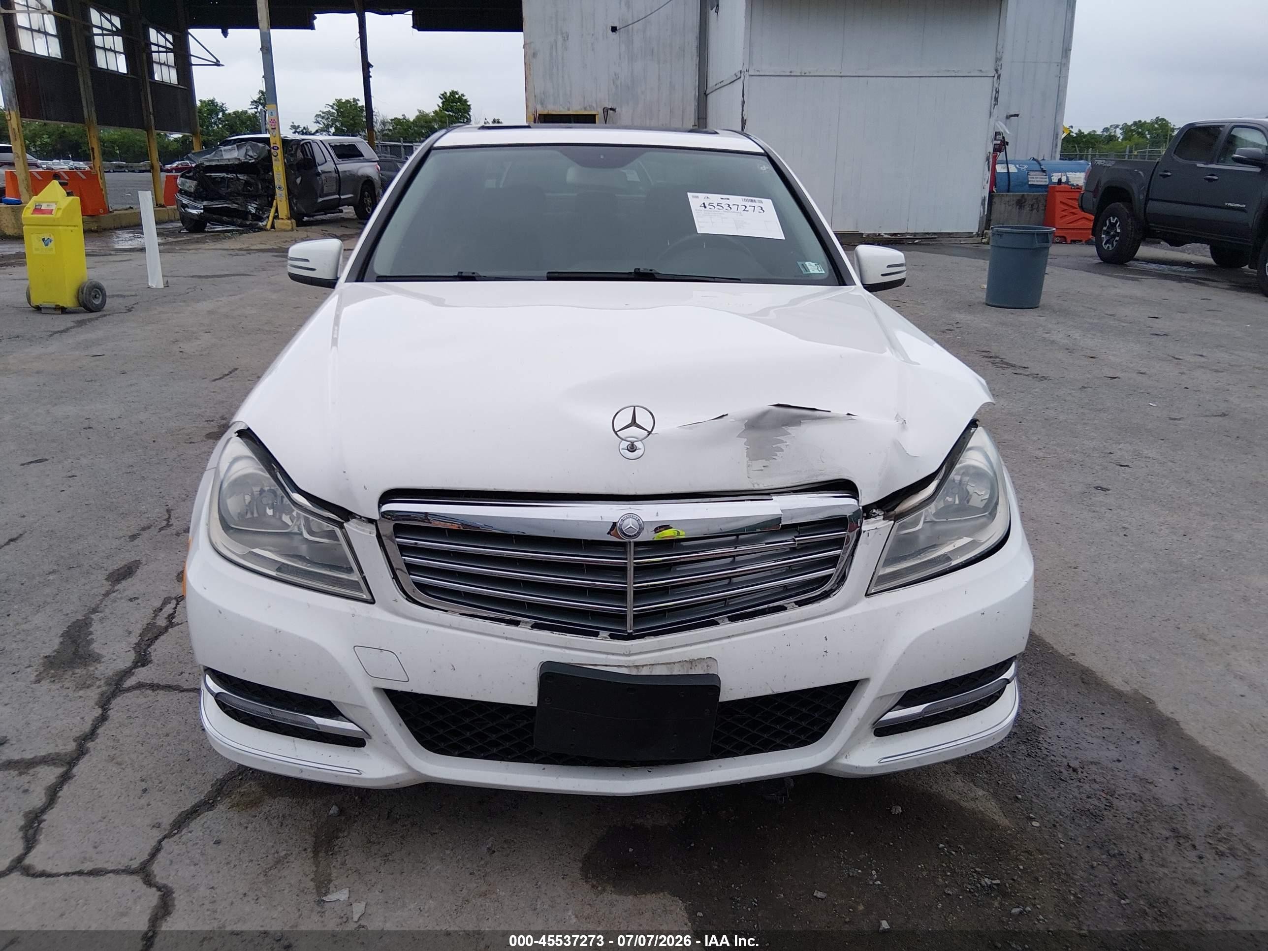 2013 Mercedes-benz C 300 Luxury 4matic White vin: WDDGF8AB7DR281331