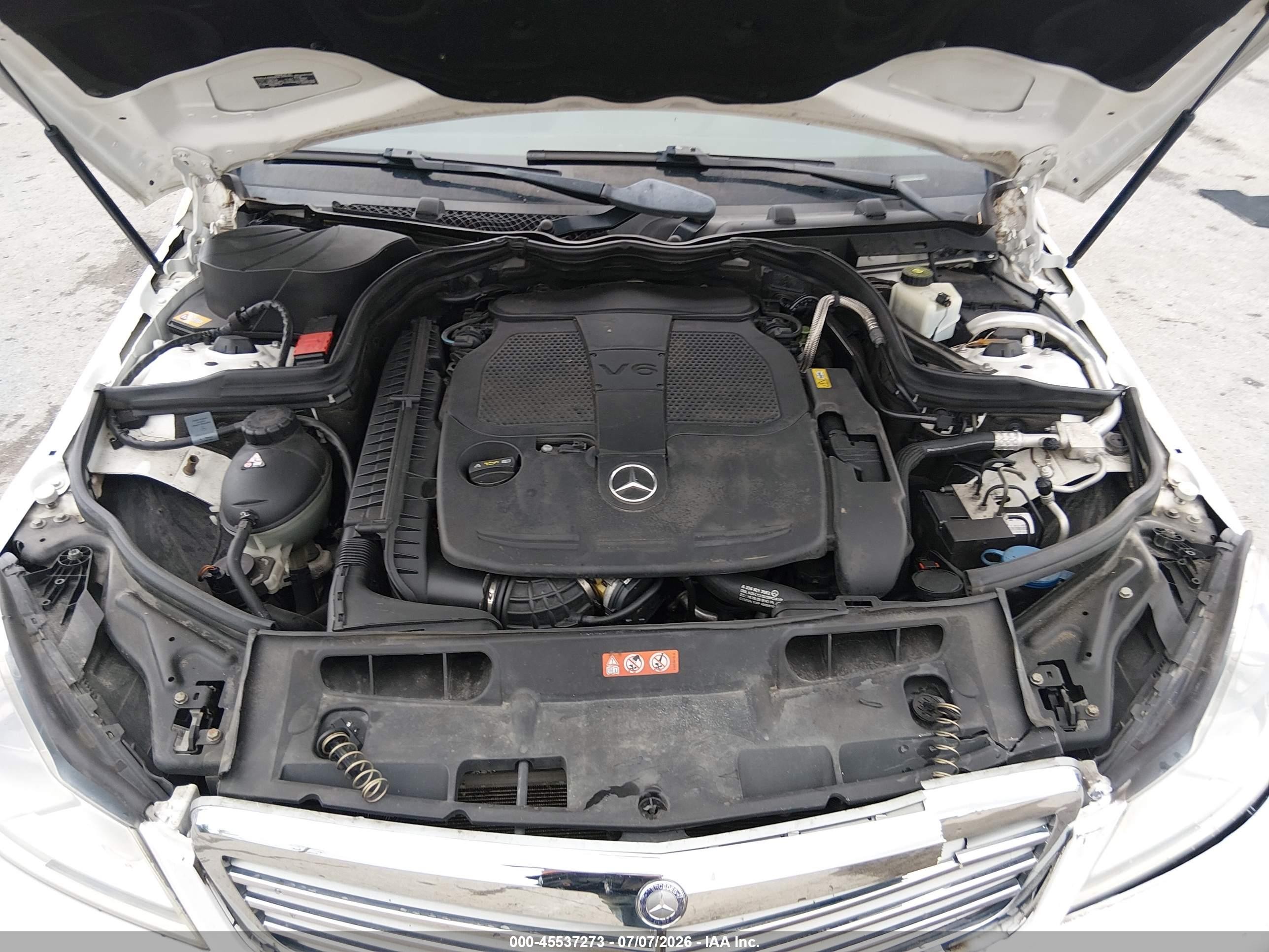 2013 Mercedes-benz C 300 Luxury 4matic White vin: WDDGF8AB7DR281331