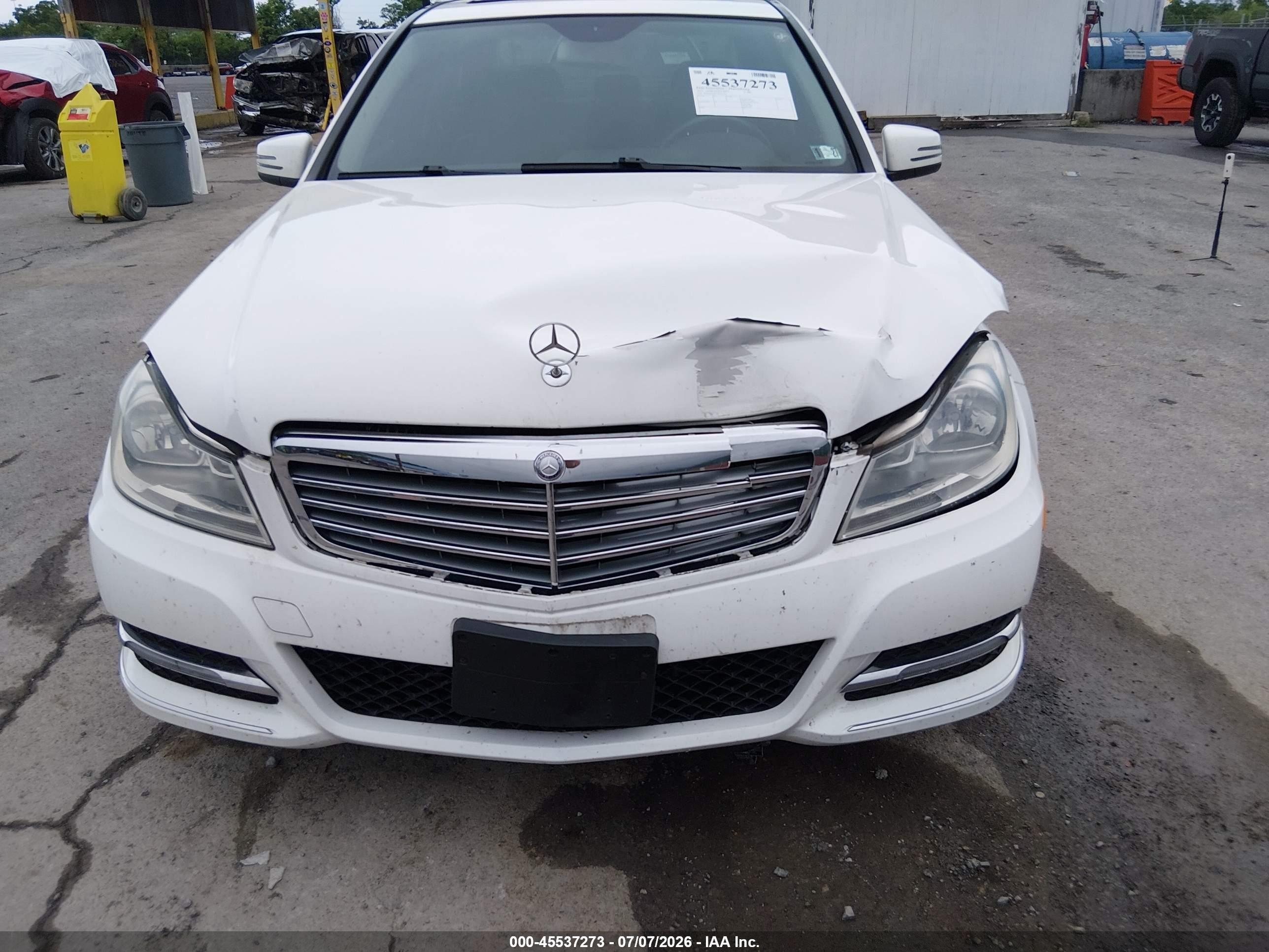 2013 Mercedes-benz C 300 Luxury 4matic White vin: WDDGF8AB7DR281331