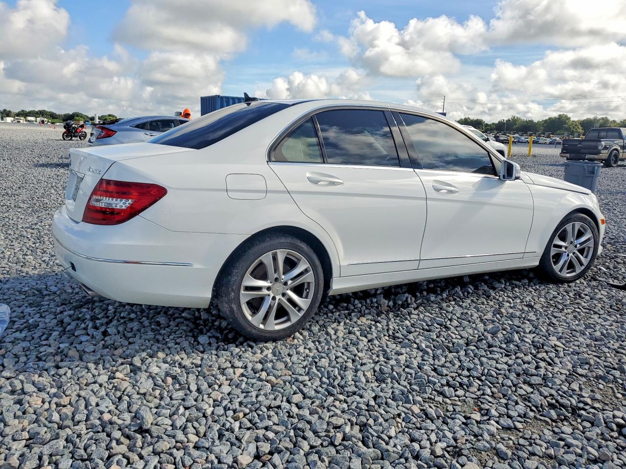 2014 Mercedes-benz C 300 4matic White vin: WDDGF8AB7EG180514