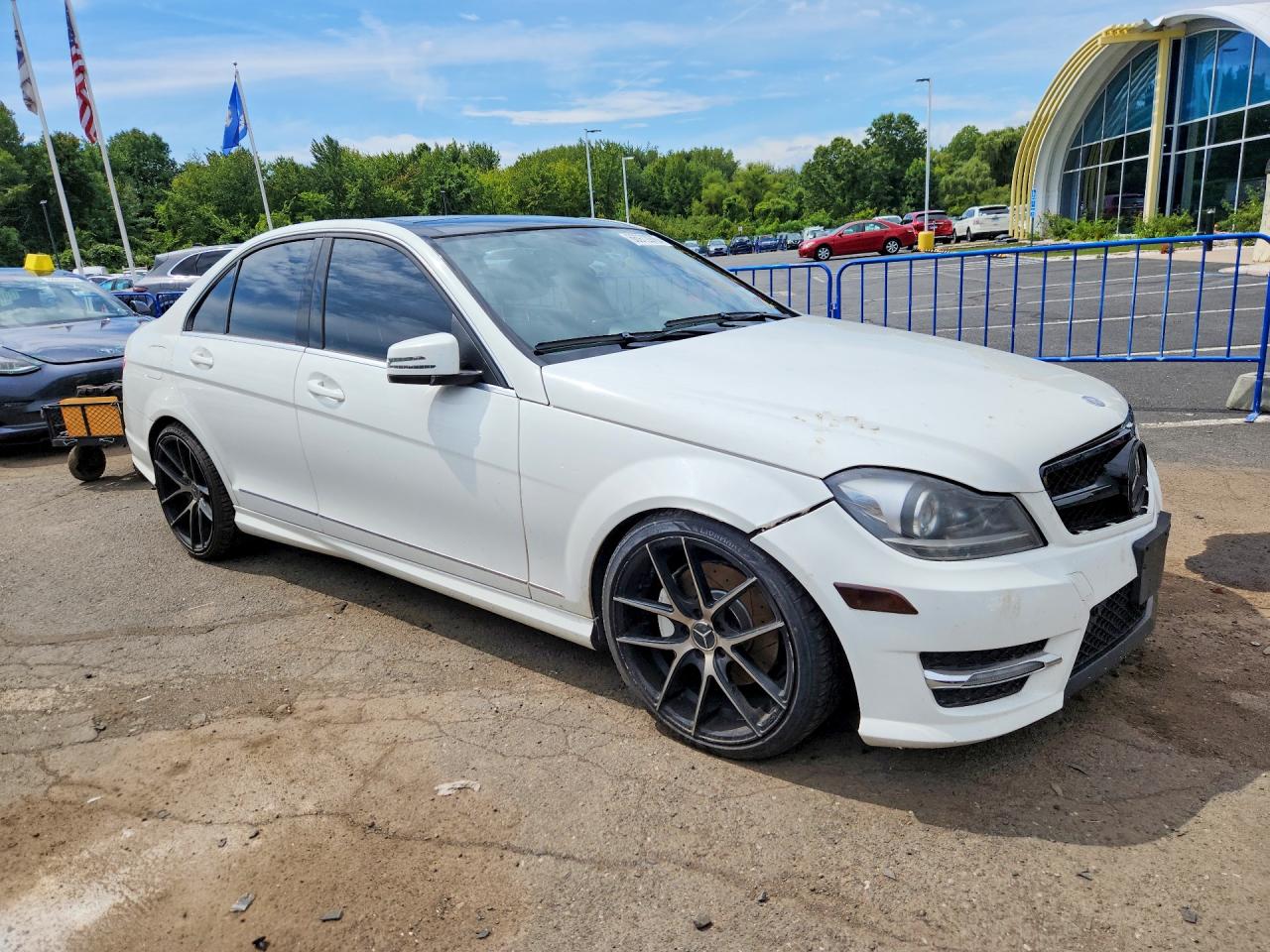 2013 Mercedes-benz C 300 4matic White vin: WDDGF8AB8DA780993