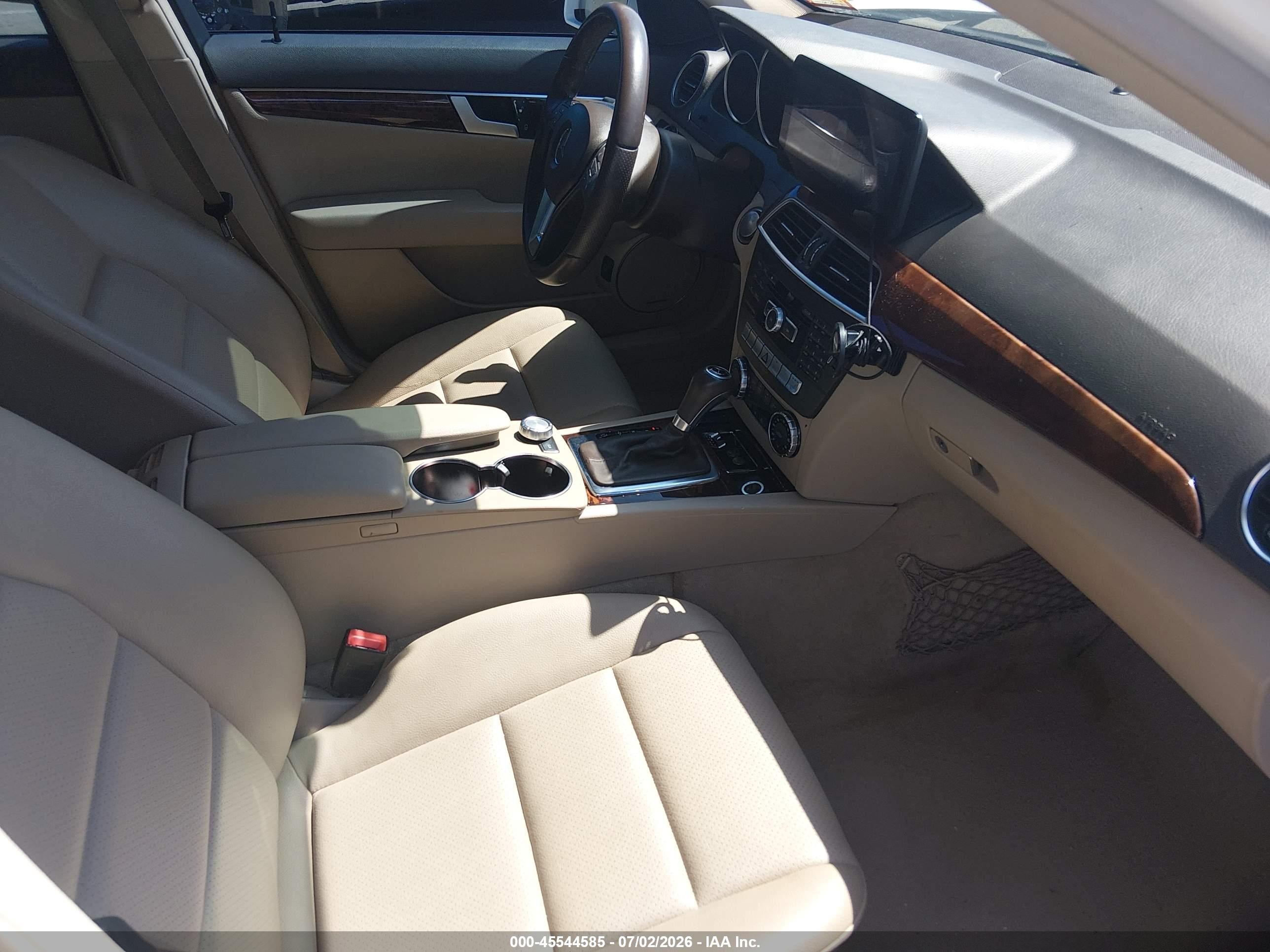 2013 Mercedes-benz C 300 Sport 4matic White vin: WDDGF8AB8DA822420