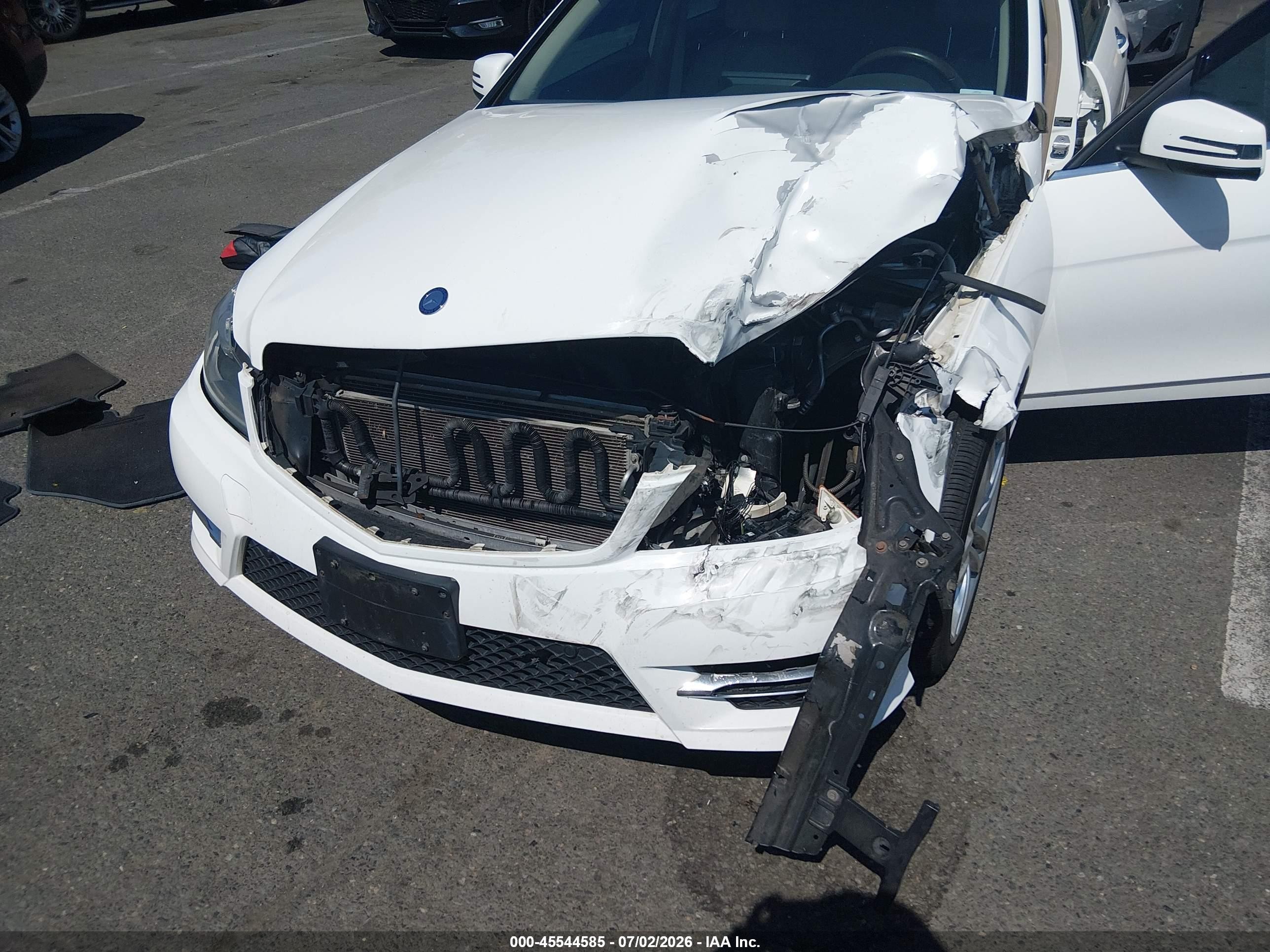2013 Mercedes-benz C 300 Sport 4matic White vin: WDDGF8AB8DA822420