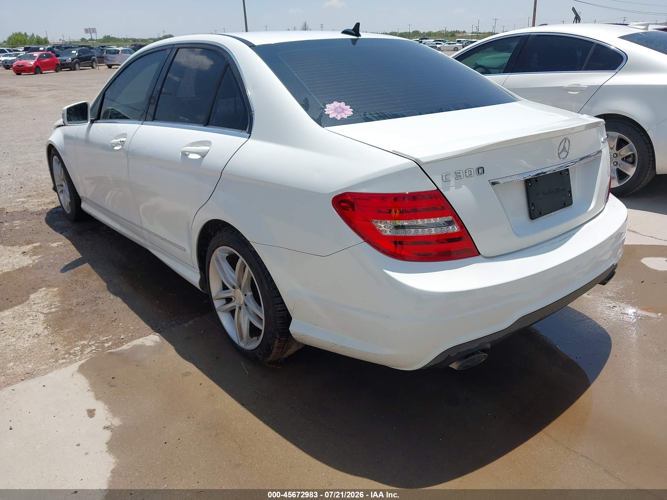 2013 Mercedes-benz C 300 Sport 4matic White vin: WDDGF8AB8DR256728