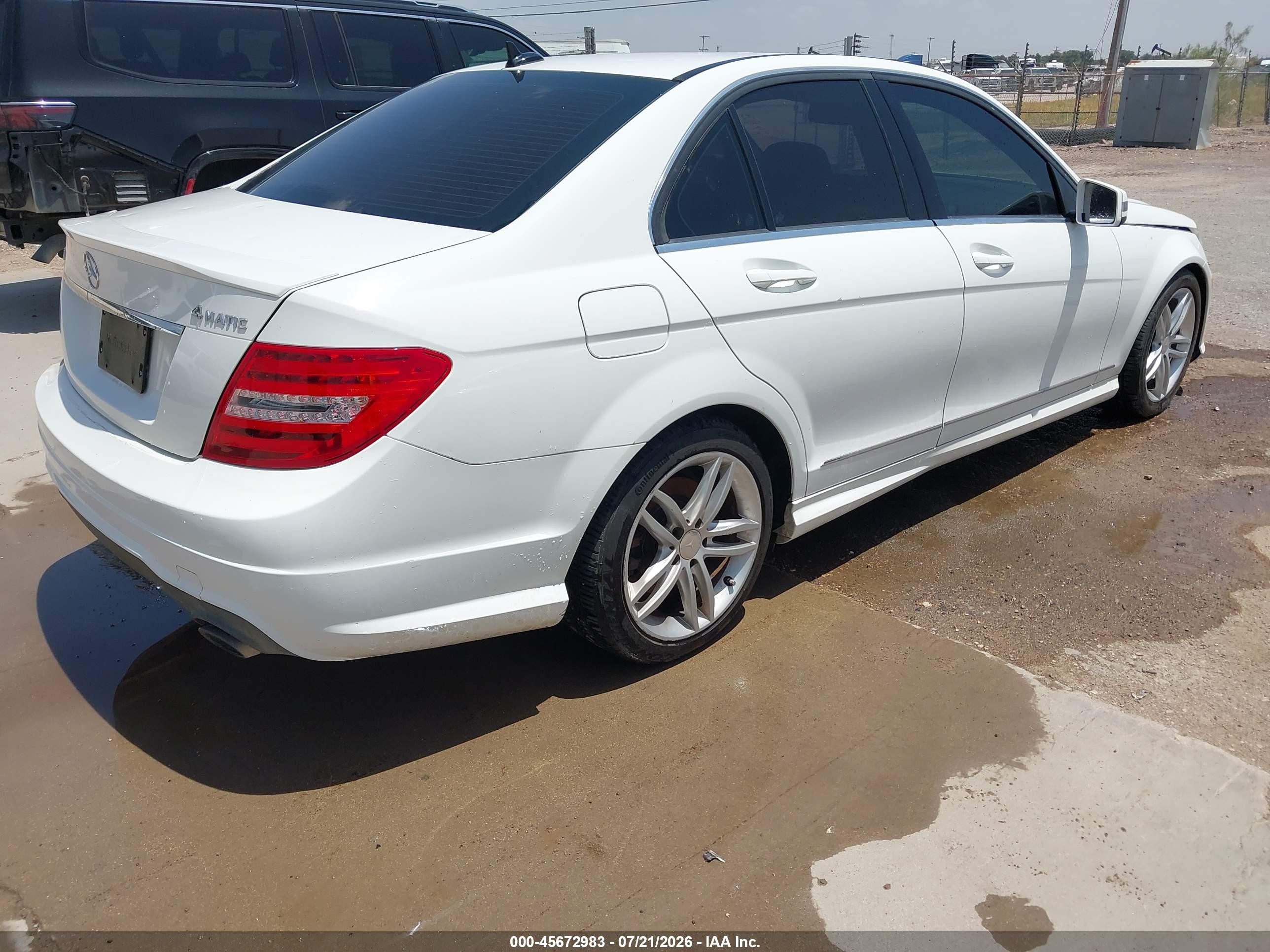 2013 Mercedes-benz C 300 Sport 4matic White vin: WDDGF8AB8DR256728