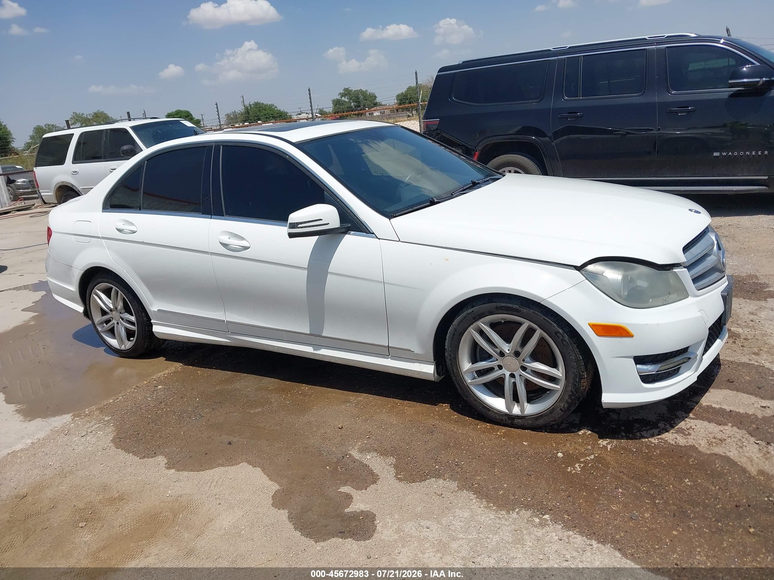 2013 Mercedes-benz C 300 Sport 4matic White vin: WDDGF8AB8DR256728