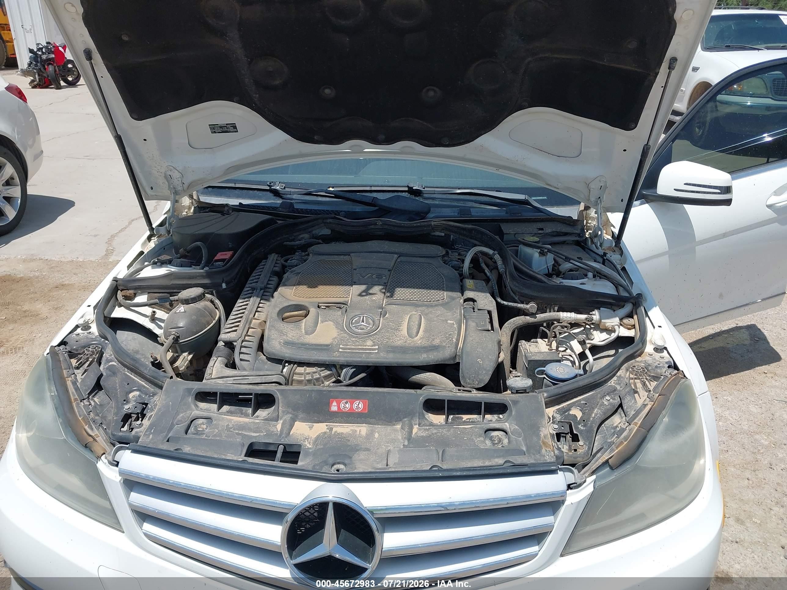 2013 Mercedes-benz C 300 Sport 4matic White vin: WDDGF8AB8DR256728