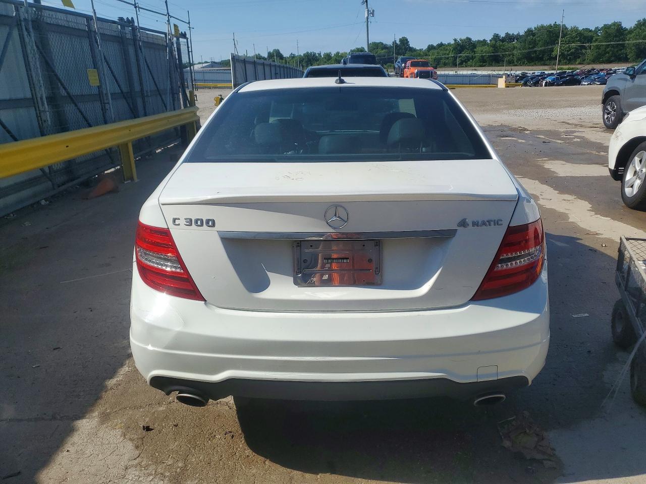 2013 Mercedes-benz C 300 4matic White vin: WDDGF8AB8DR264537