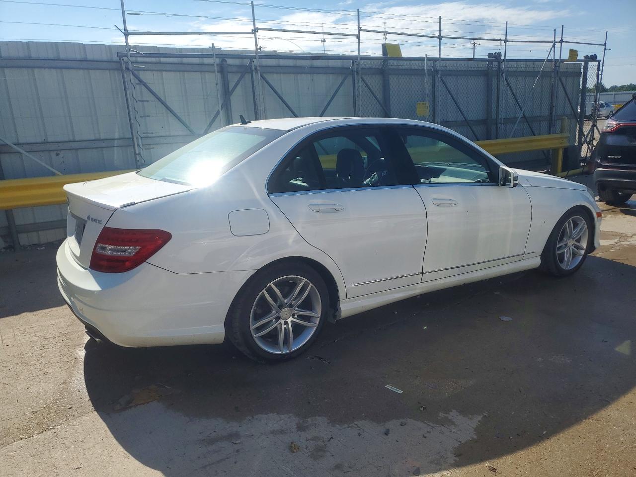 2013 Mercedes-benz C 300 4matic White vin: WDDGF8AB8DR264537