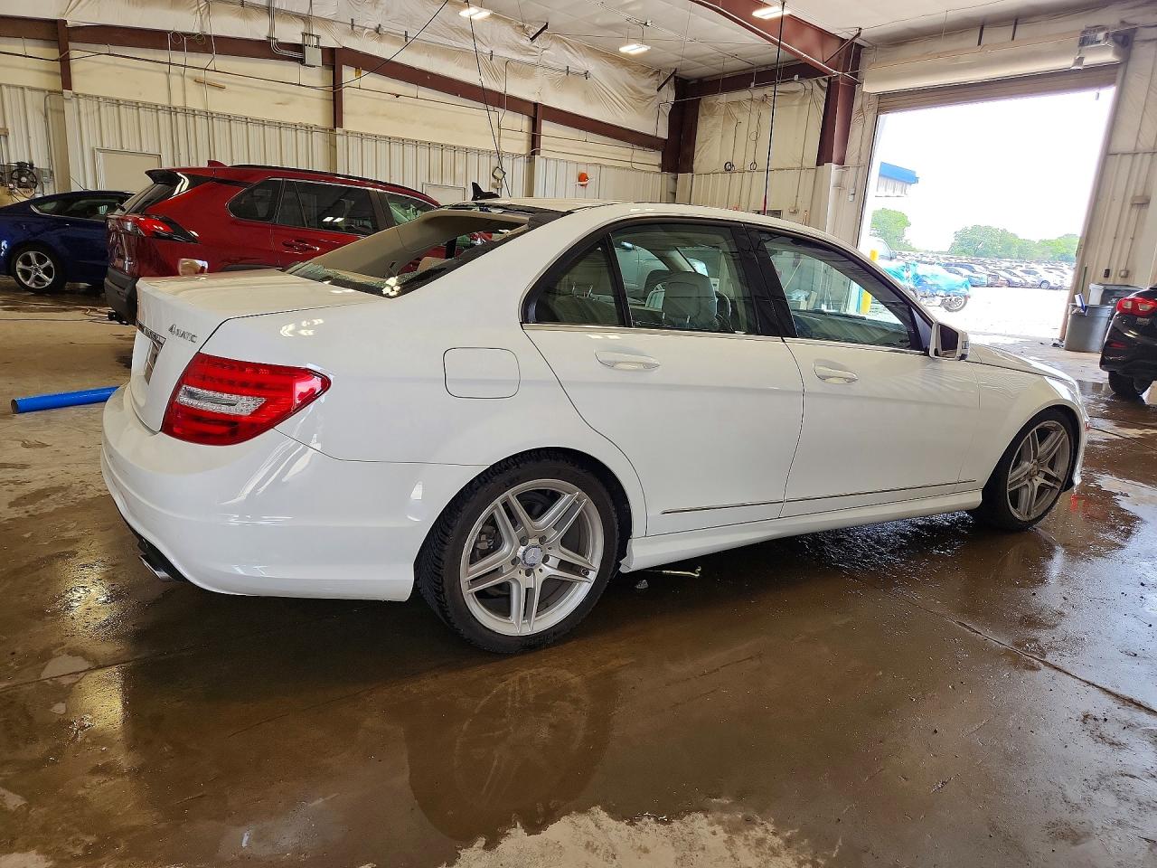2013 Mercedes-benz C 300 4matic White vin: WDDGF8AB8DR274680