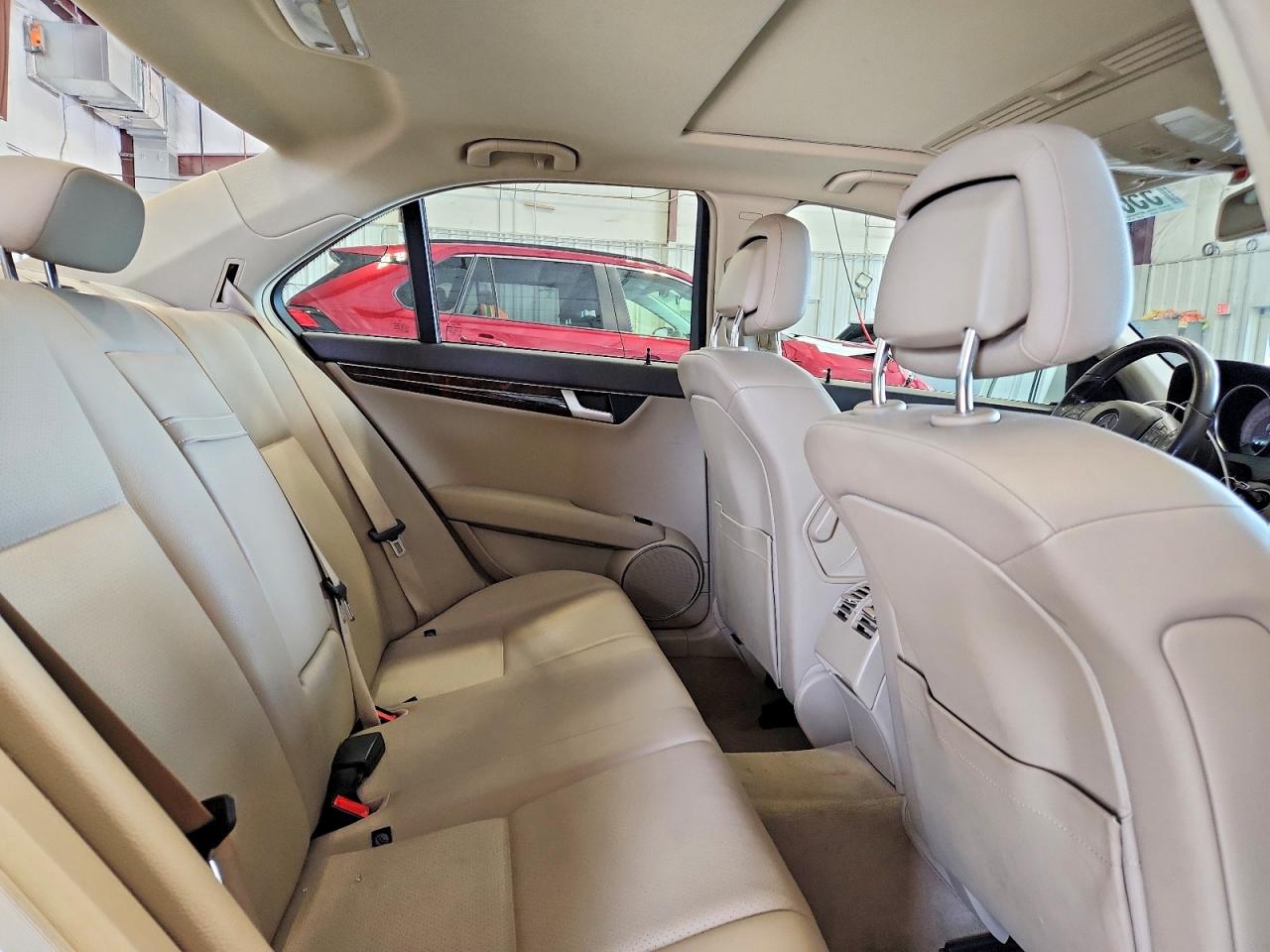 2013 Mercedes-benz C 300 4matic White vin: WDDGF8AB8DR274680
