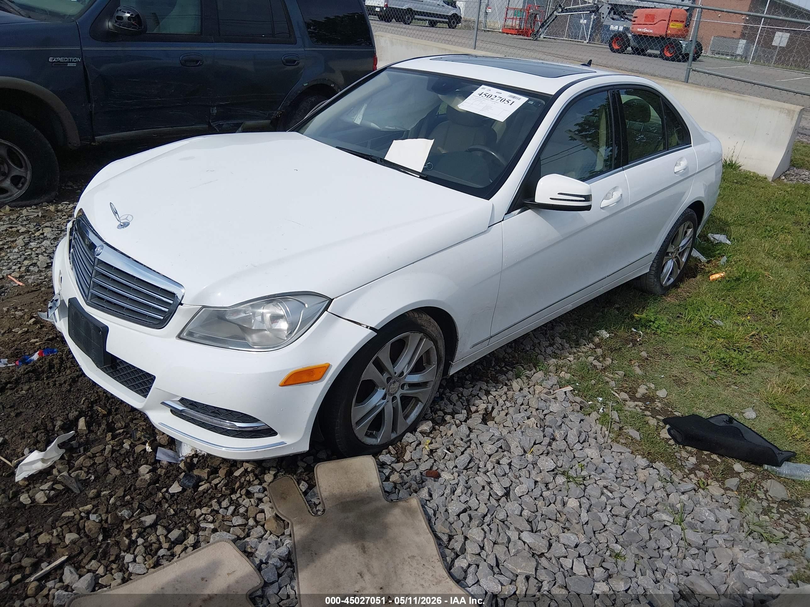 2013 Mercedes-benz C 300 Luxury 4matic White vin: WDDGF8AB8DR287087