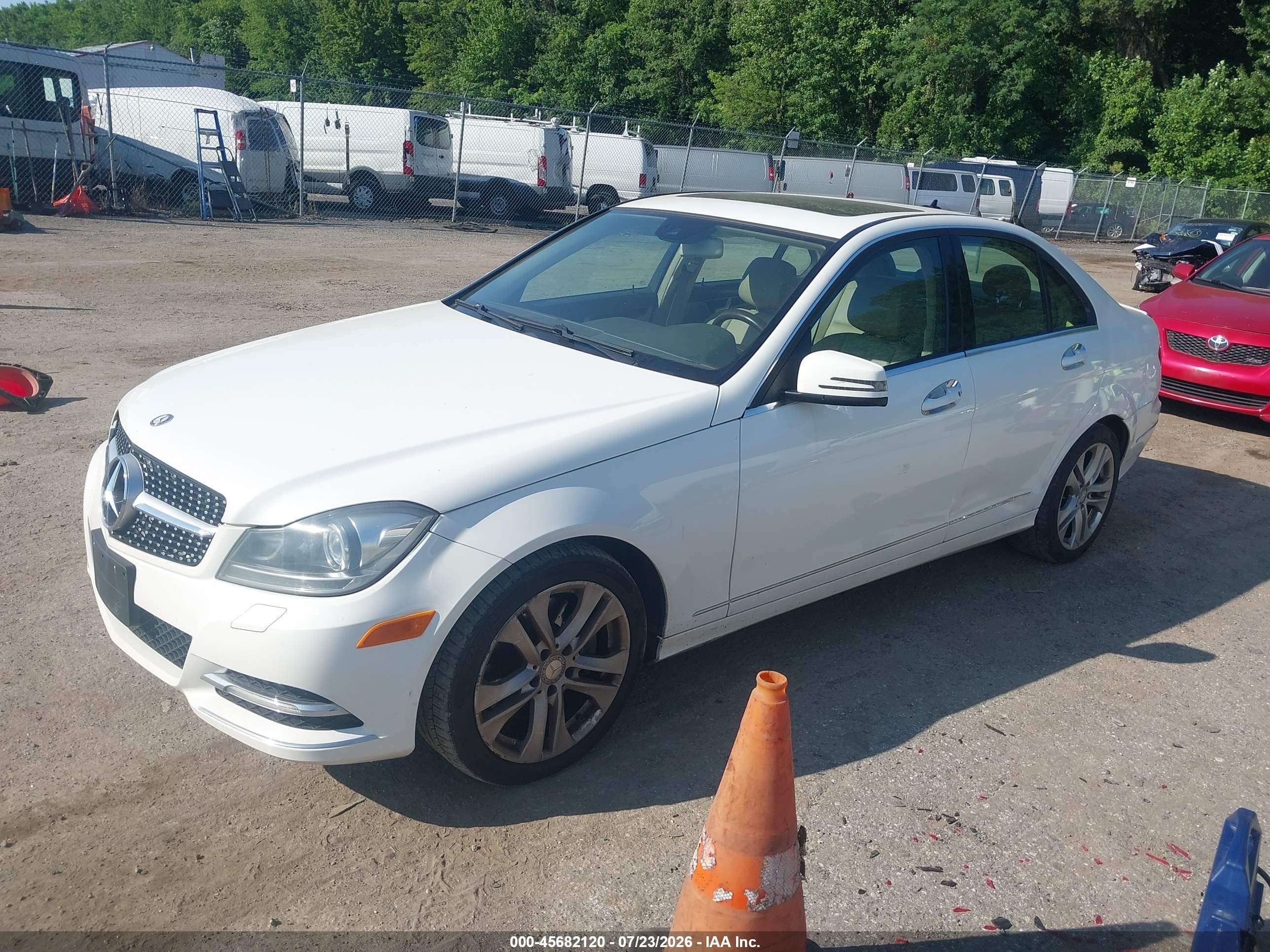 2013 Mercedes-benz C 300 Luxury 4matic White vin: WDDGF8AB8DR290460