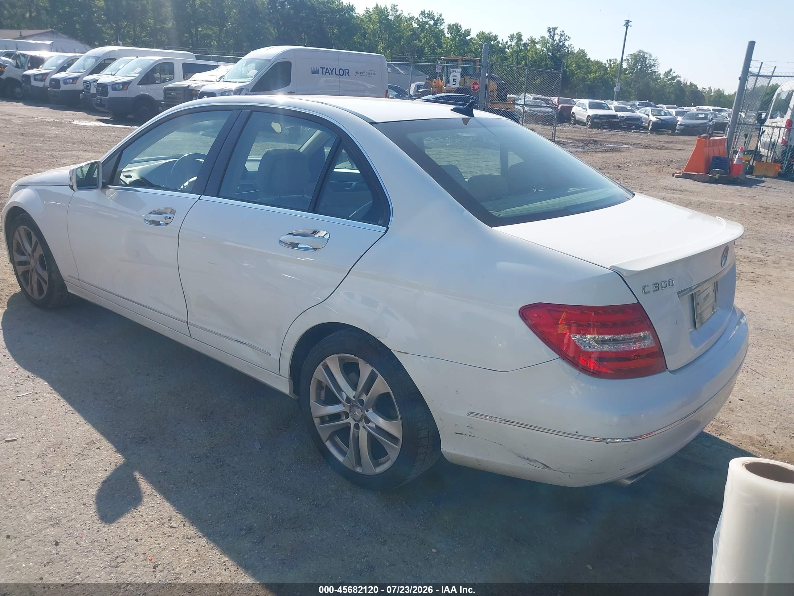 2013 Mercedes-benz C 300 Luxury 4matic White vin: WDDGF8AB8DR290460